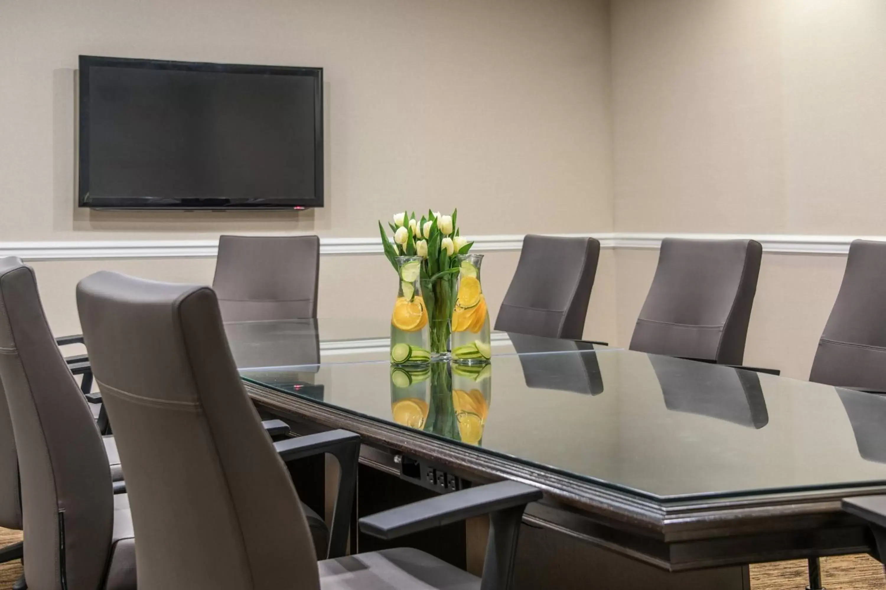 Meeting/conference room, TV/Entertainment Center in Courtyard by Marriott Charleston Historic District