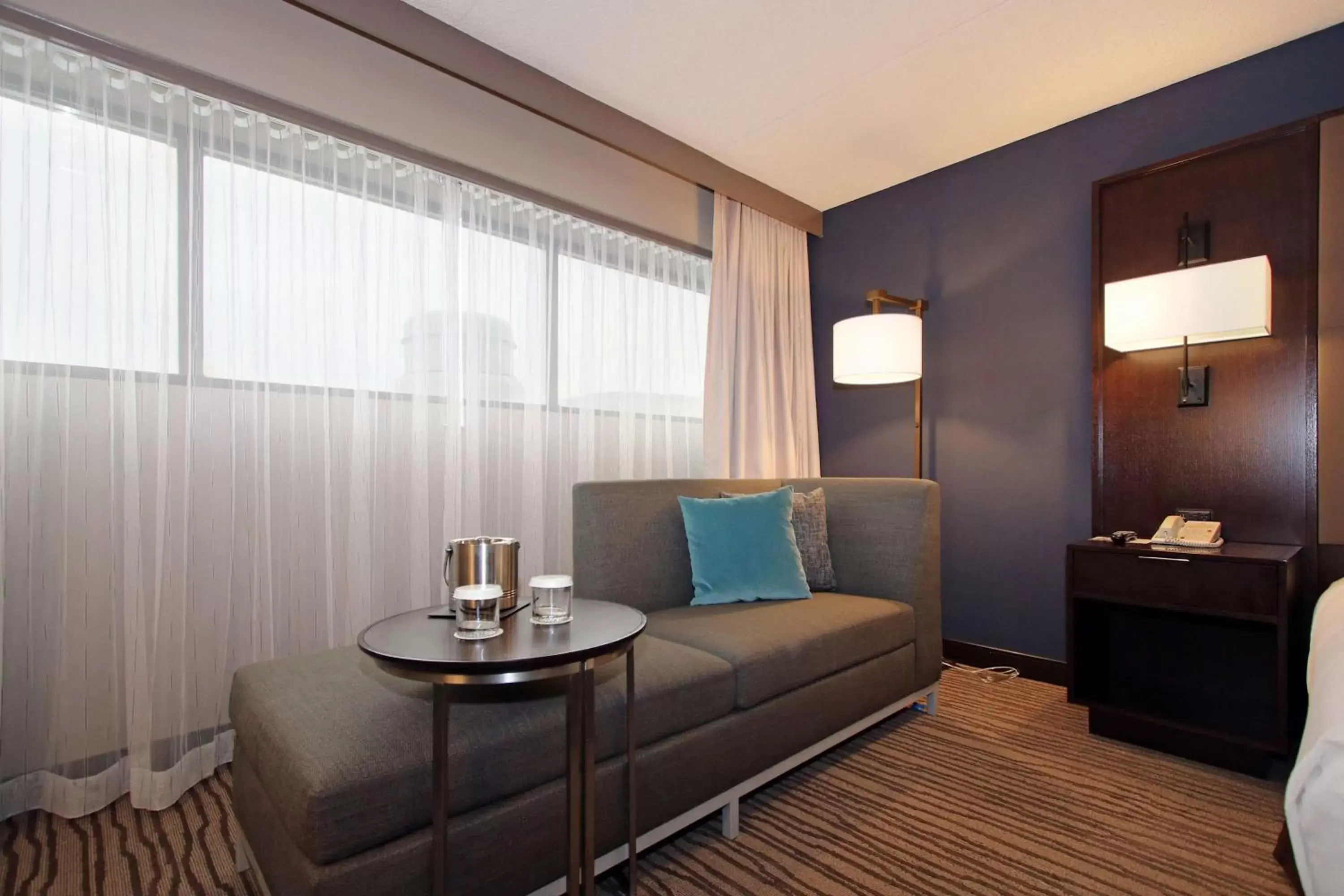 Living room, Seating Area in DoubleTree by Hilton Hotel Newark Airport