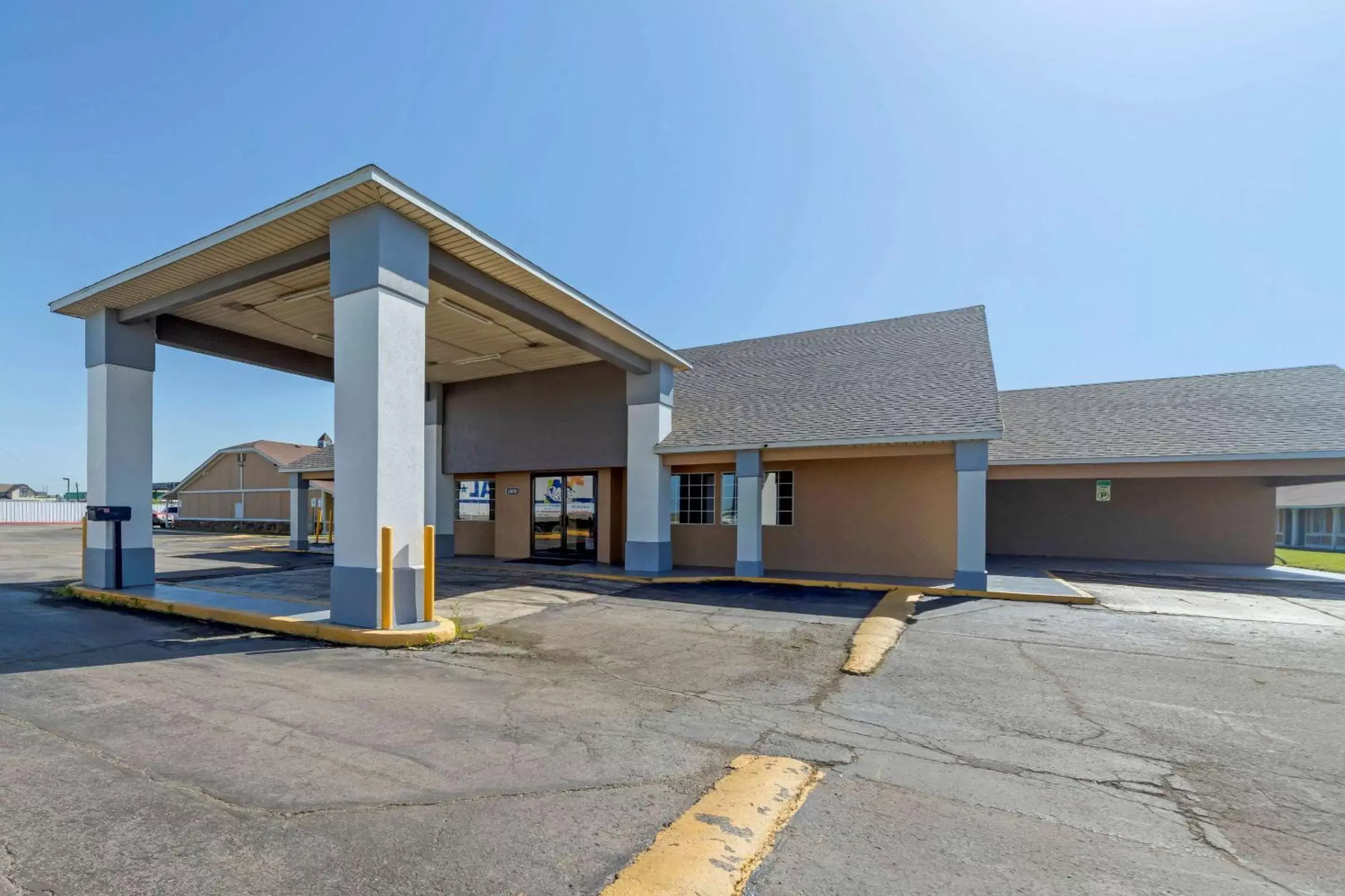 Property Building in Econo Lodge Pryor