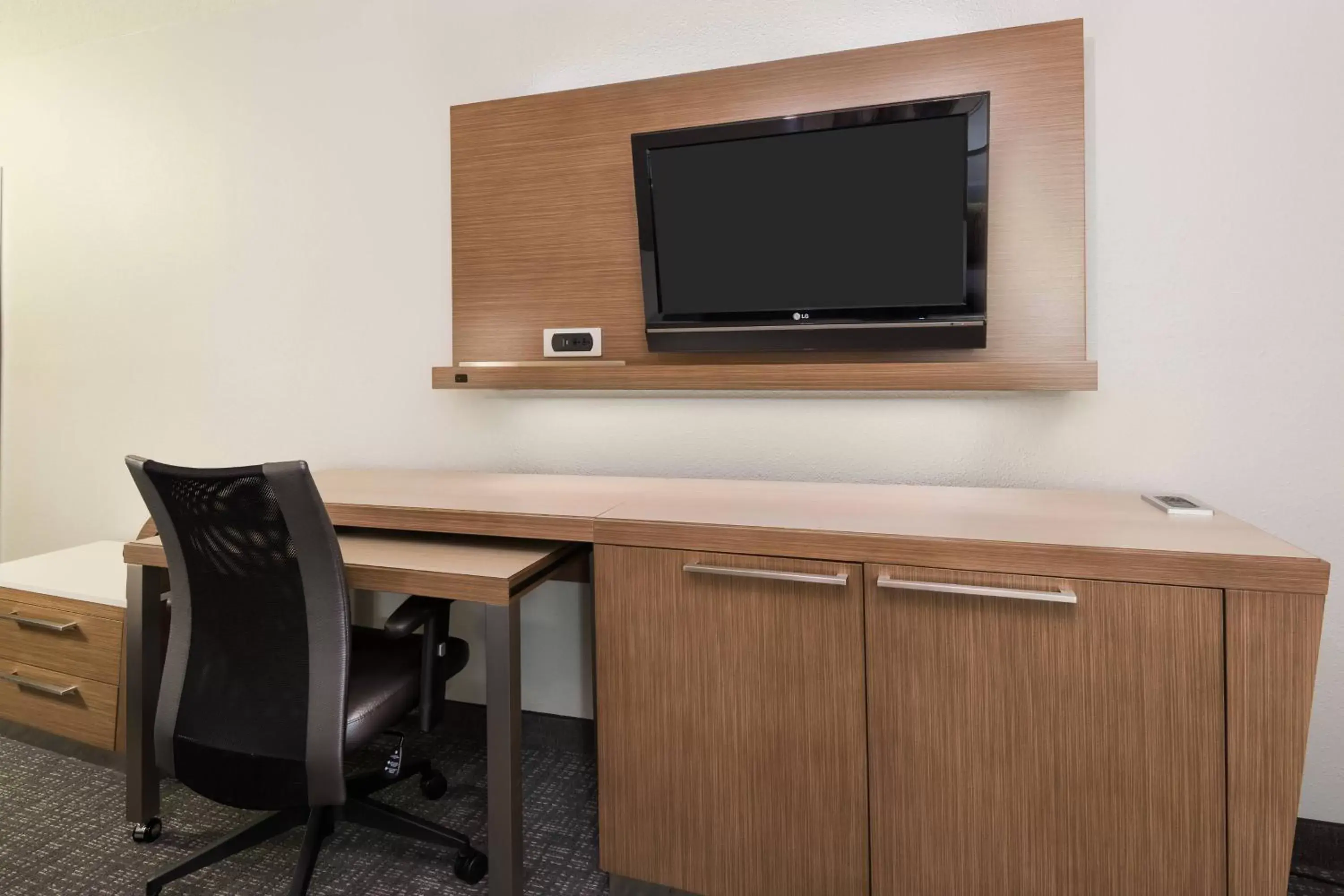 Photo of the whole room, TV/Entertainment Center in Courtyard by Marriott Wilmington/Wrightsville Beach