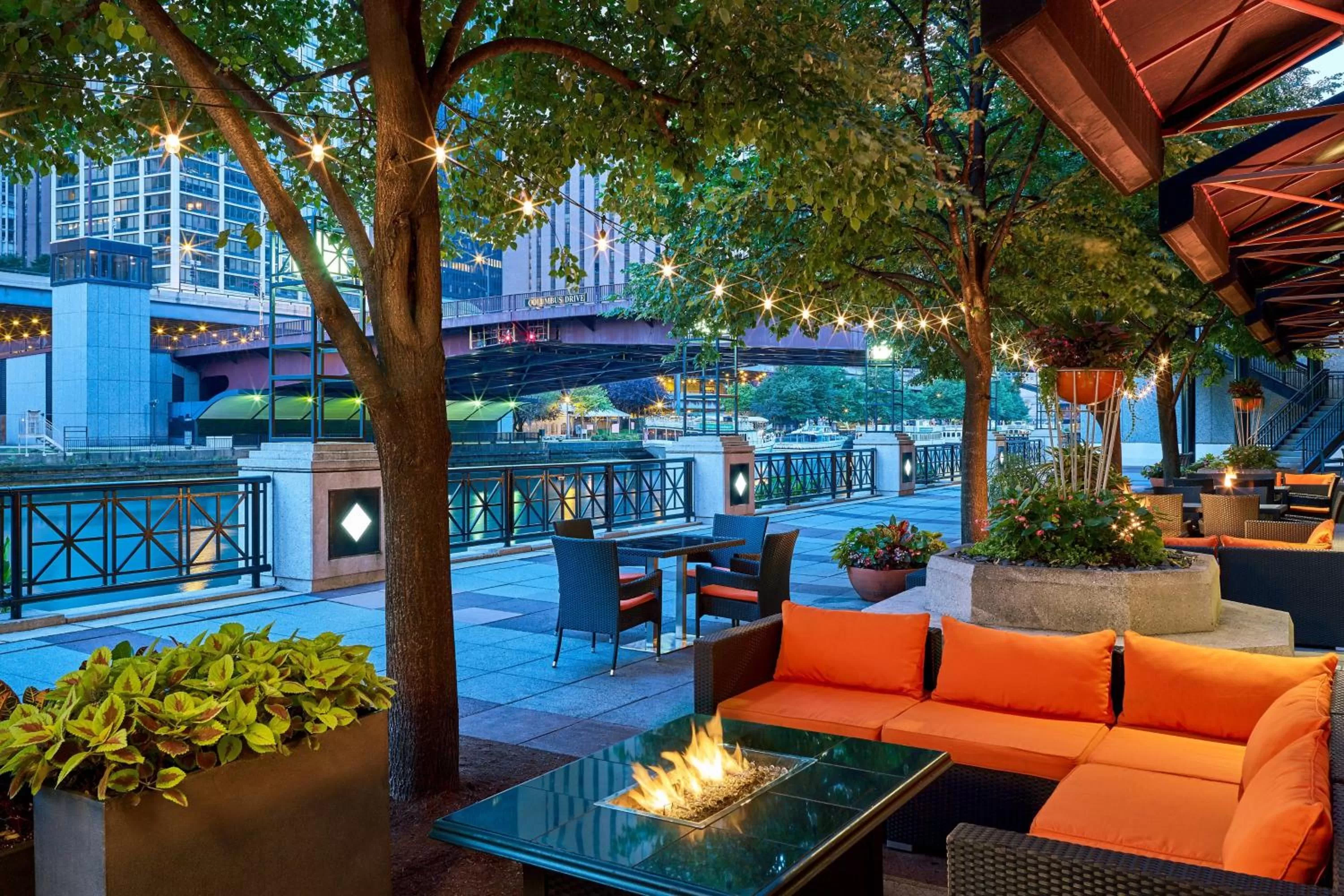 Lounge or bar in Sheraton Grand Chicago Riverwalk