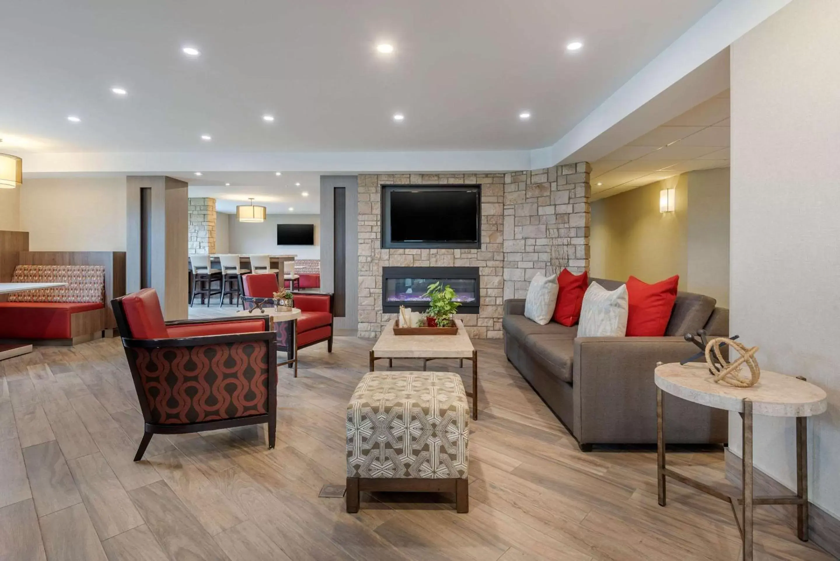 Lobby or reception, Seating Area in Comfort Inn Oshawa