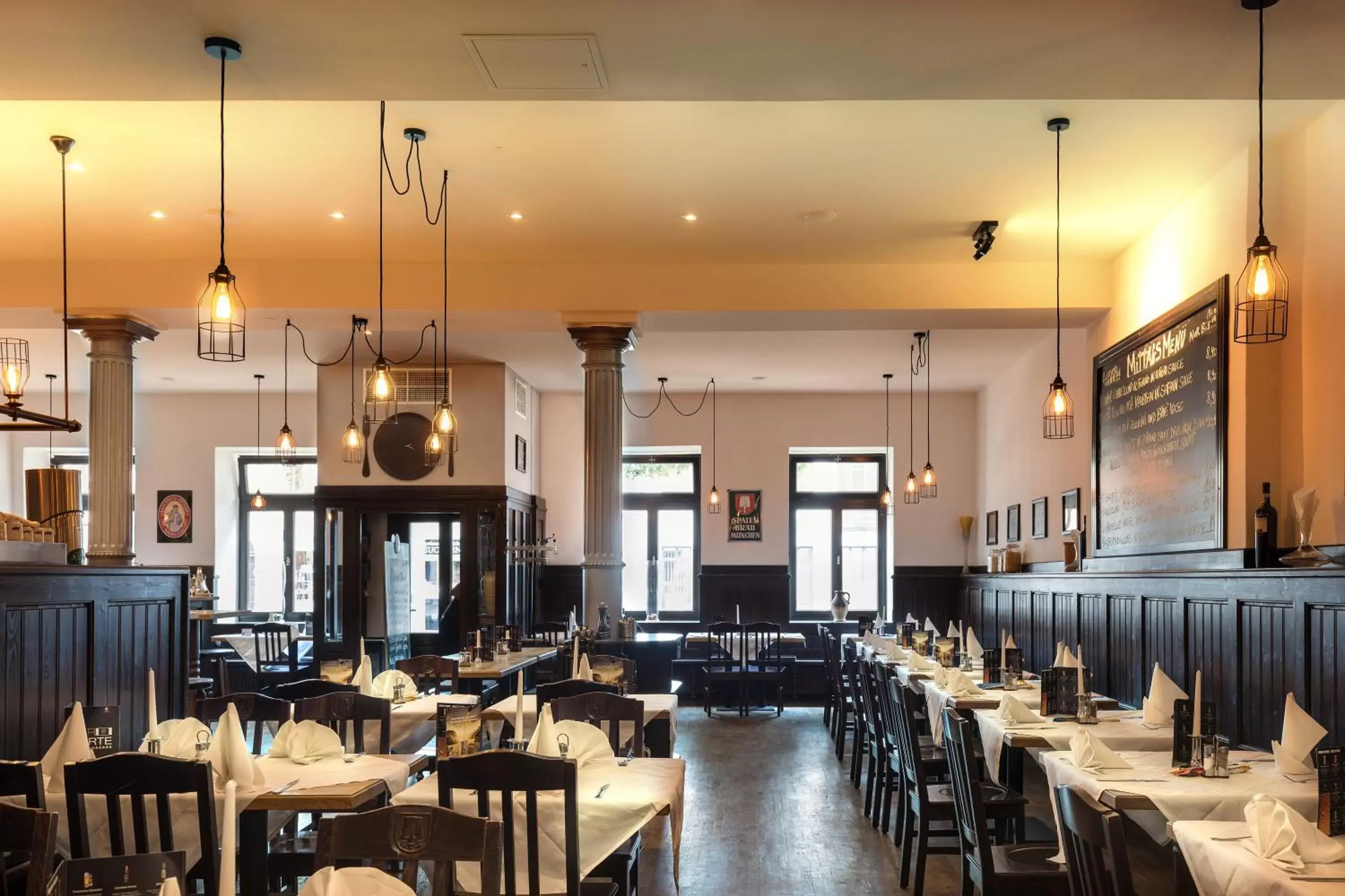 Restaurant/places to eat in Downtown Vi Vadi Hotel Restaurant/places to eat in Downtown Vi Vadi Hotel