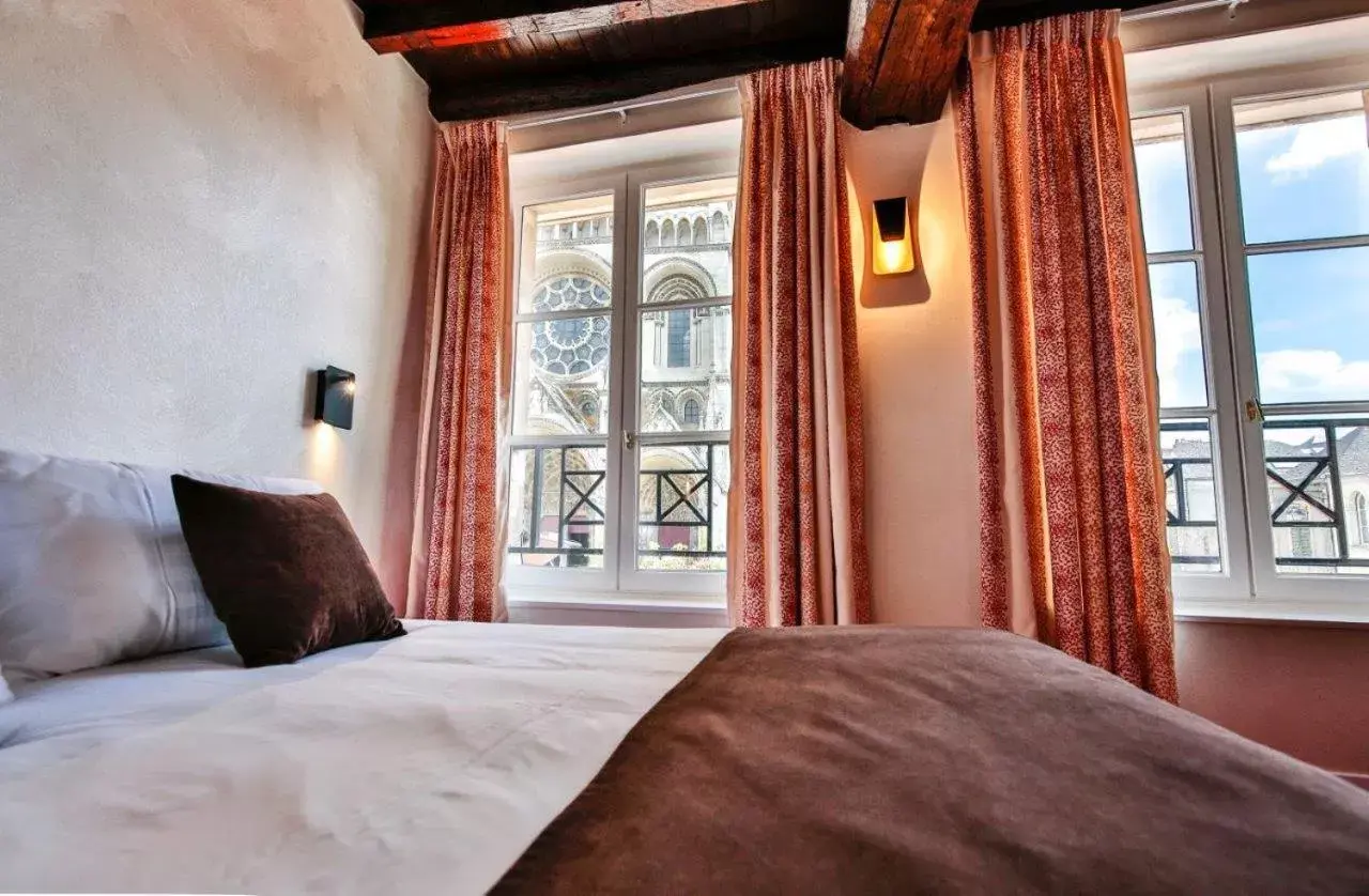 Nearby landmark, Bed in Logis du Parvis ***Face Cathédrale/in front of the Cathedral***