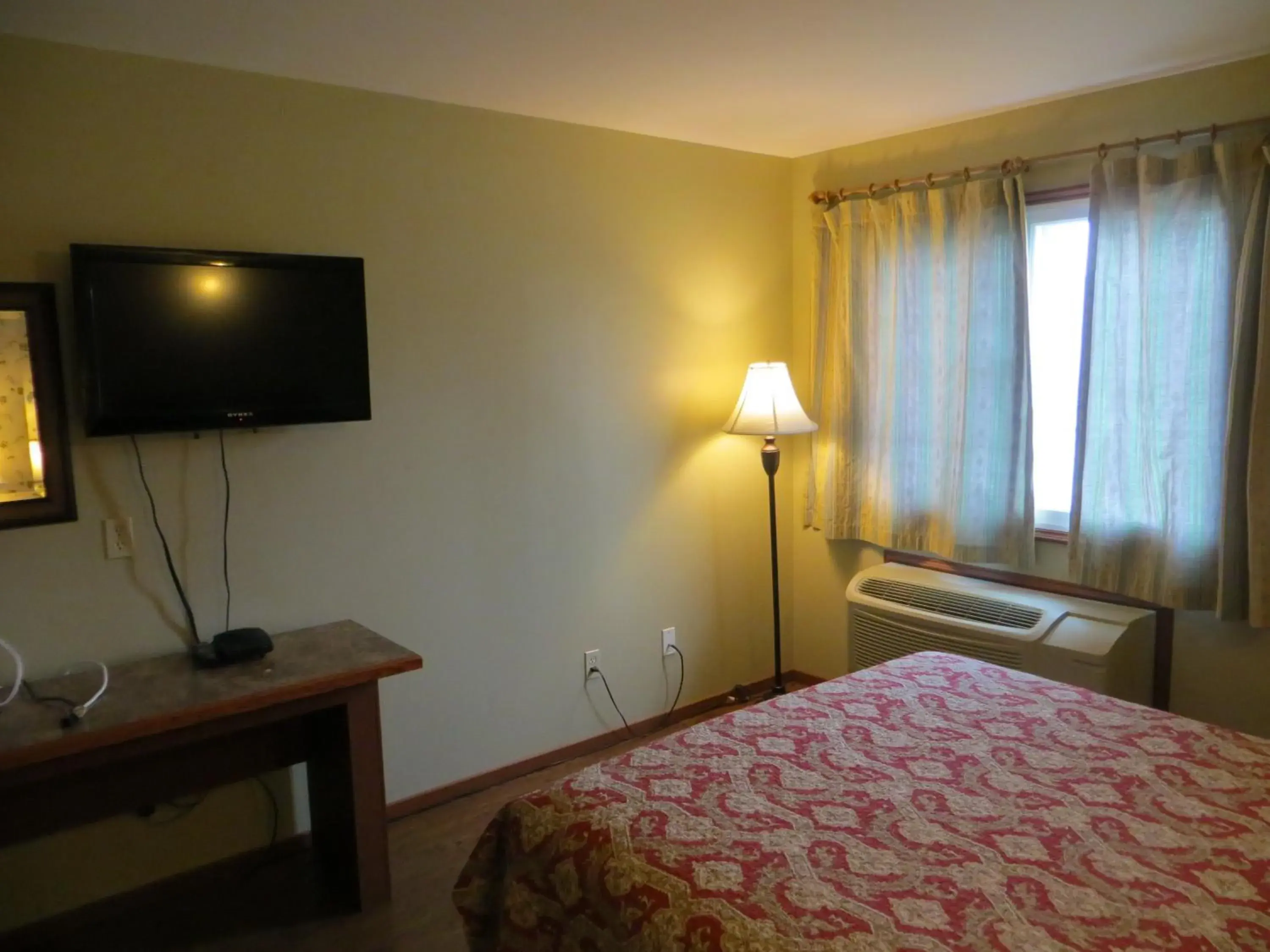 Bedroom, TV/Entertainment Center in Queen Bee Hotel