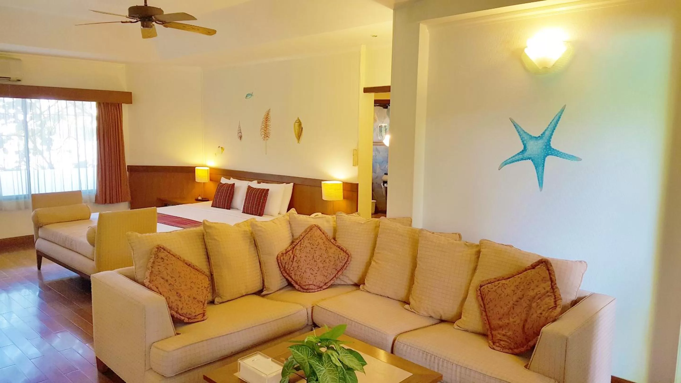 Living room in Birds and Bees Resort