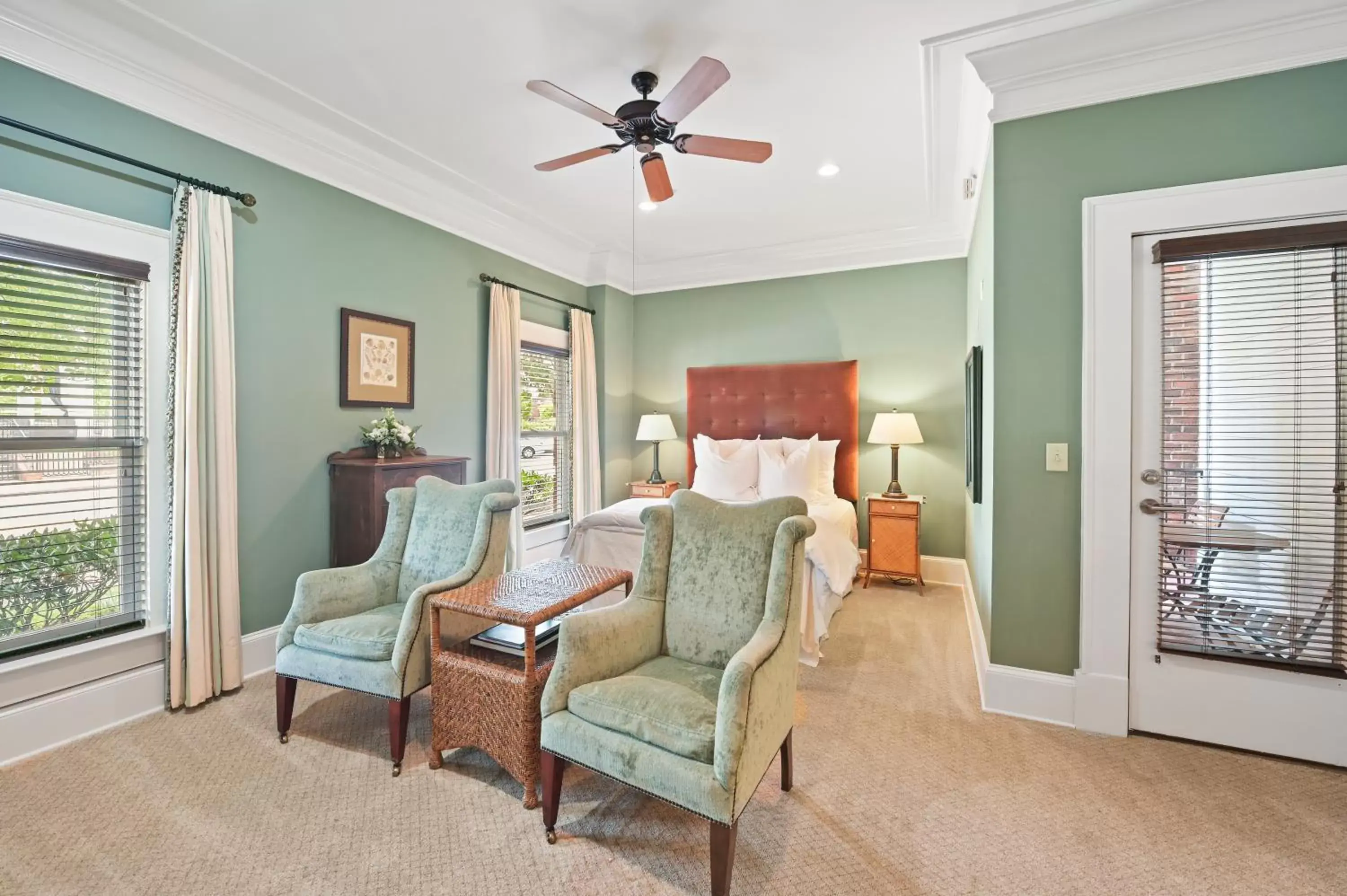 Bedroom, Seating Area in The James Madison Inn