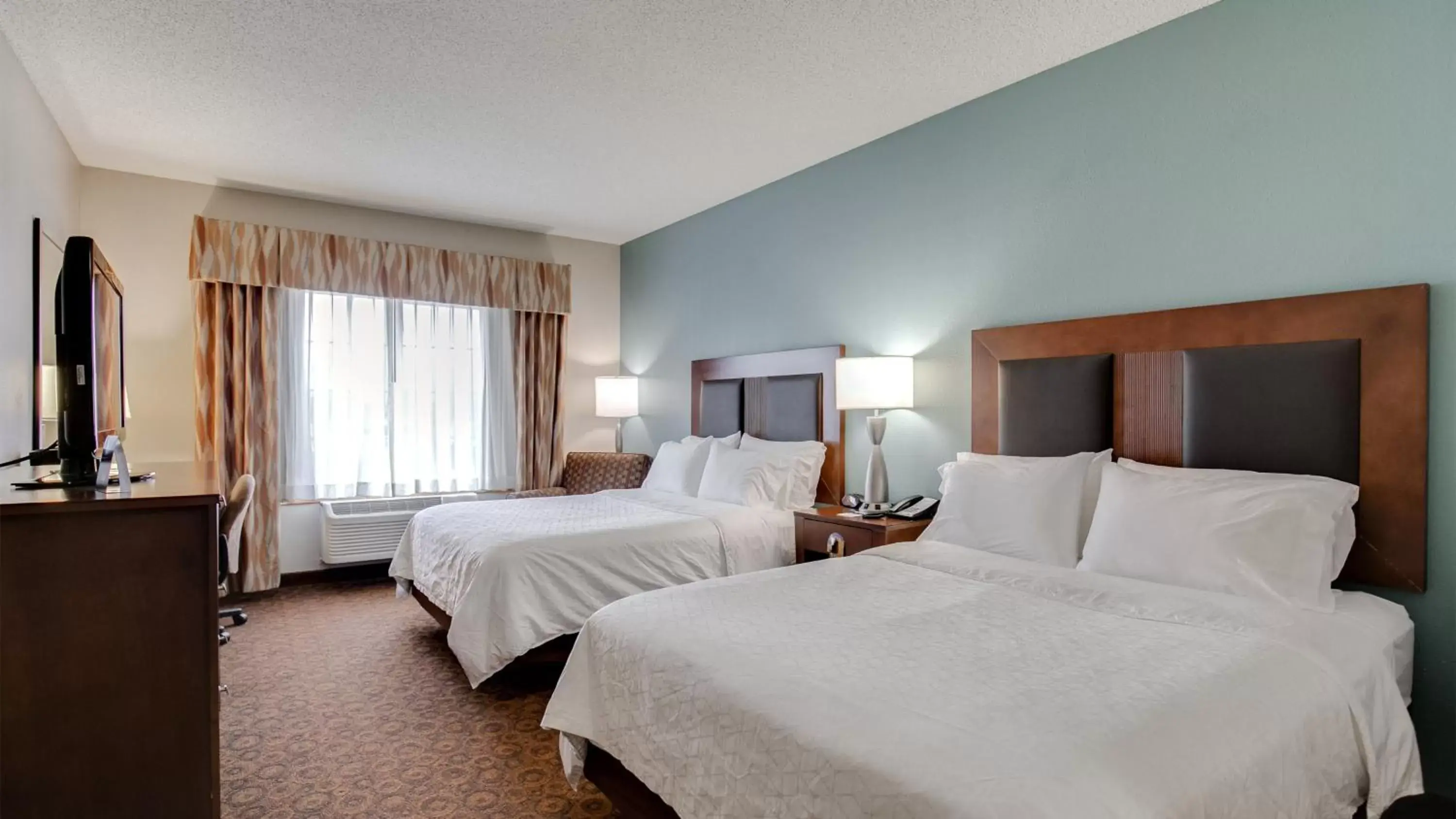 Photo of the whole room, Bed in Holiday Inn Express and Suites St. Cloud, an IHG Hotel