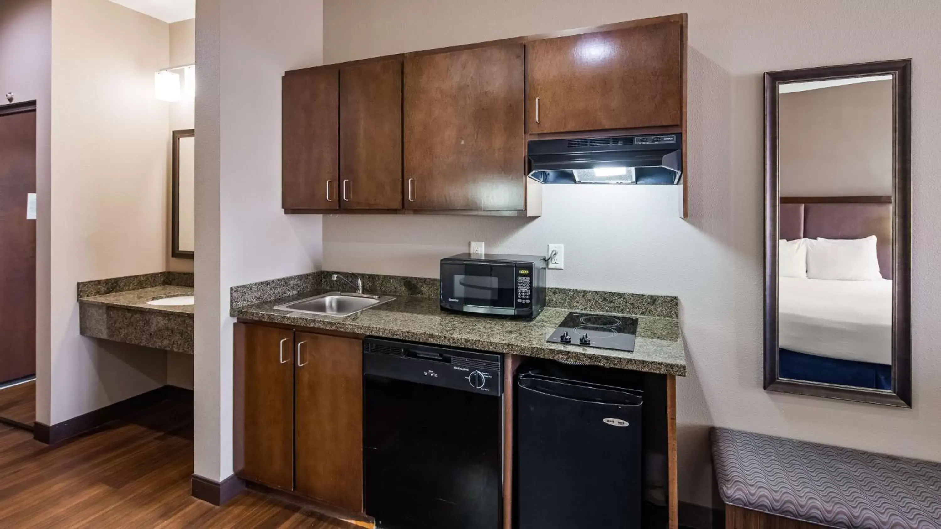 Photo of the whole room, Kitchen/Kitchenette in Best Western Plus Williston Hotel & Suites