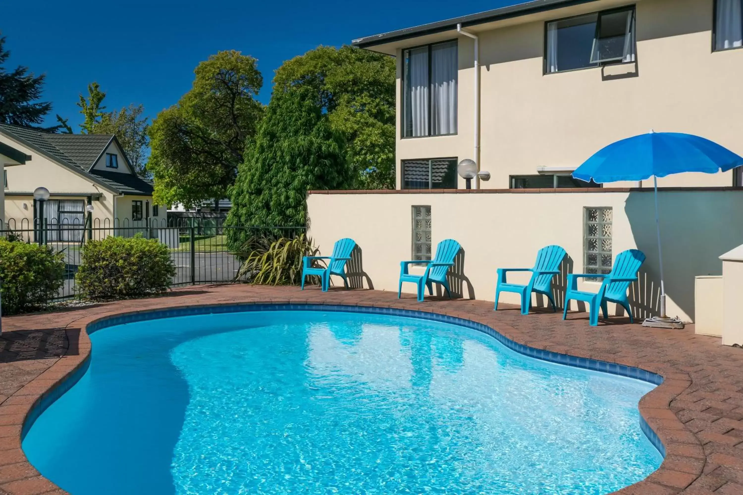 BBQ facilities, Swimming Pool in Ashleigh Court Motel