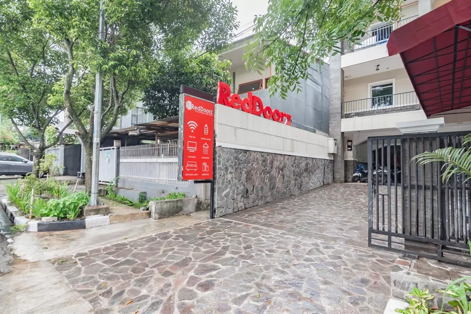 Property building in RedDoorz Plus @ Bagusrangin Street