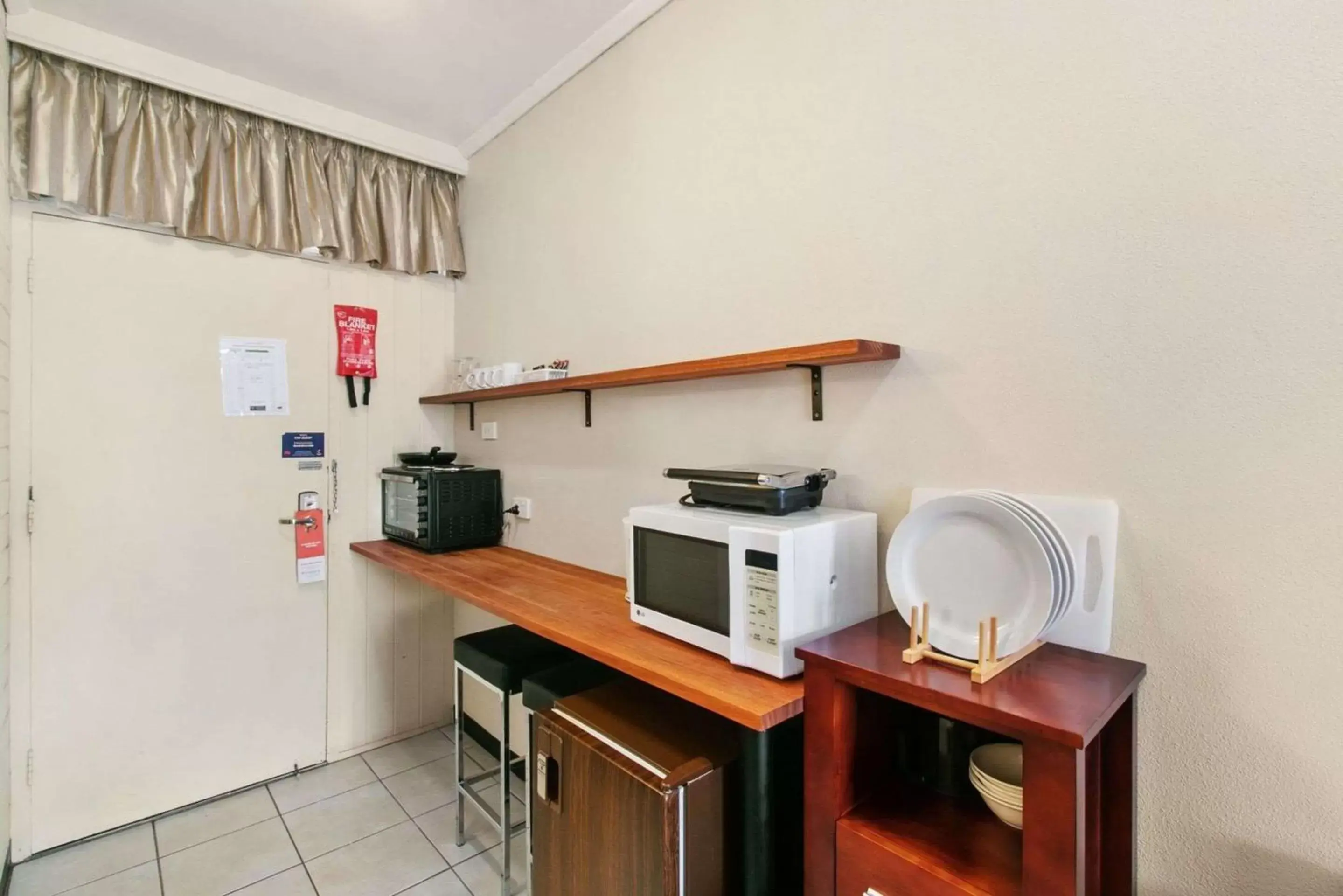 Bedroom, Kitchen/Kitchenette in Comfort Inn Whyalla