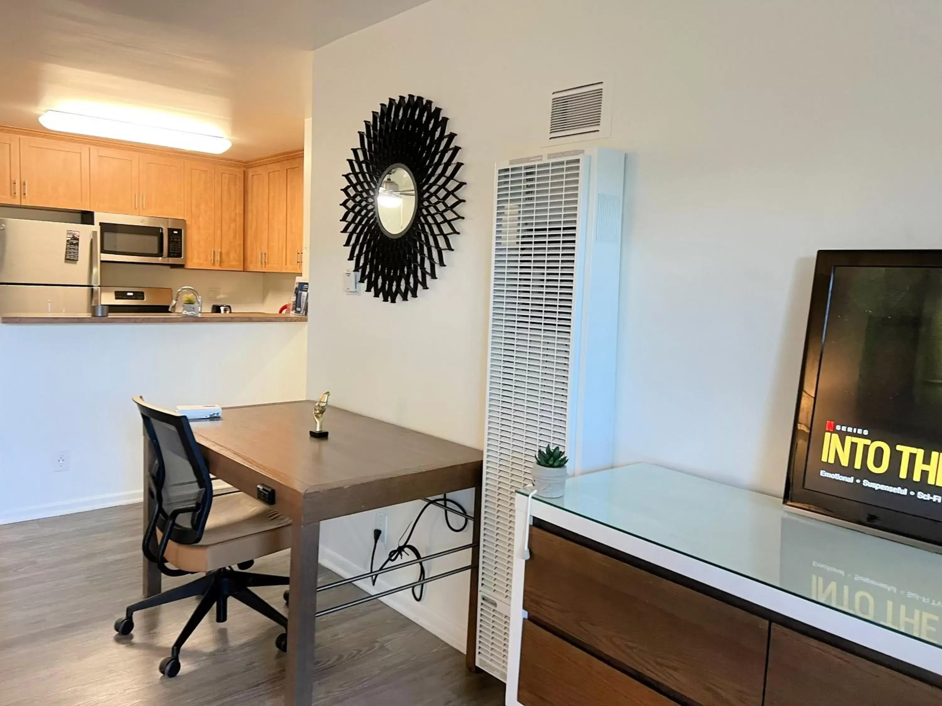 Living room, Kitchen/Kitchenette in Executive Santa Monica Suites