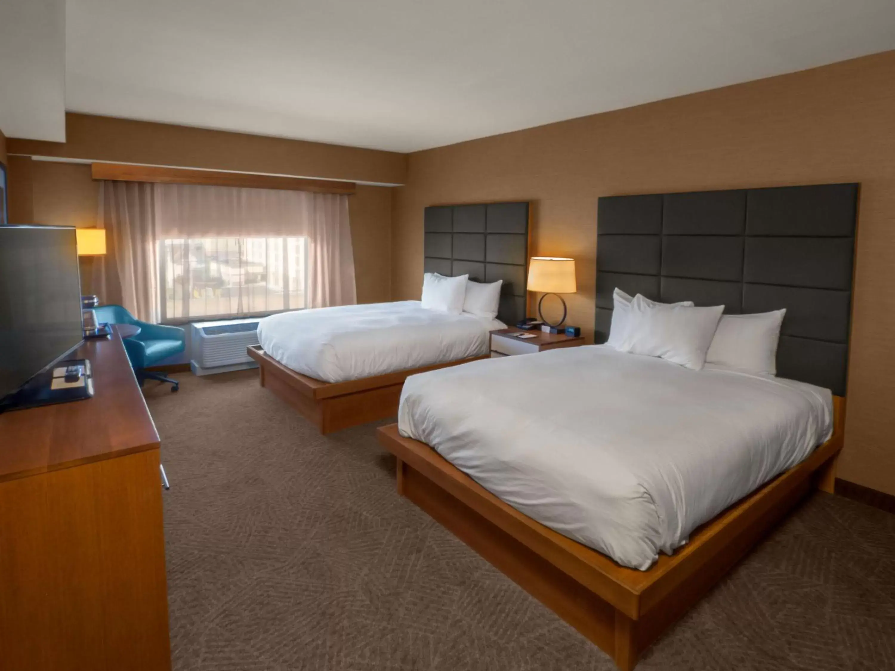 Bedroom, Bed in DoubleTree by Hilton Hotel Niagara Falls New York