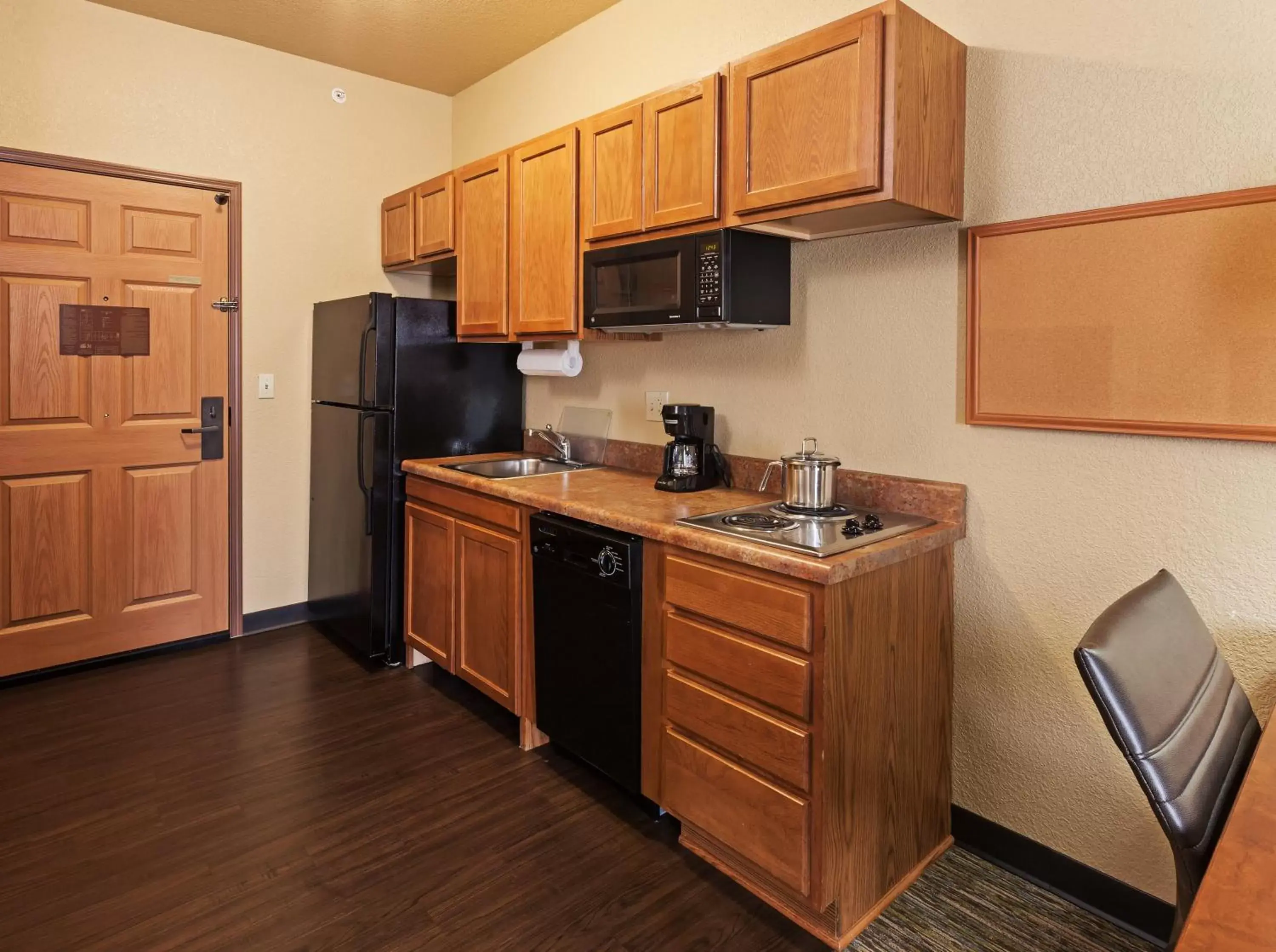 Photo of the whole room, Kitchen/Kitchenette in Candlewood Suites St. Robert, an IHG Hotel