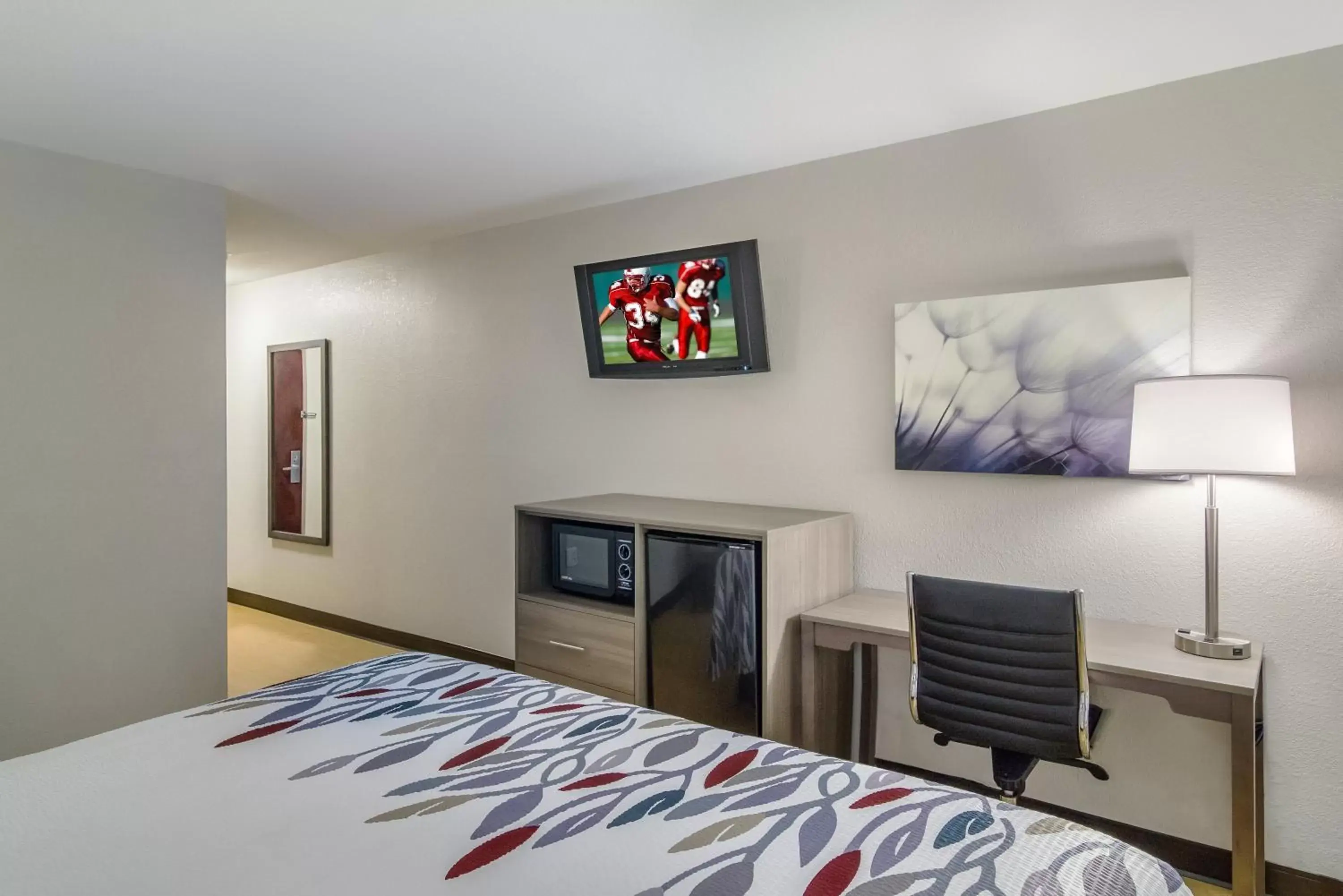 Photo of the whole room, TV/Entertainment Center in Red Roof Inn Darien - I-95 North Brunswick