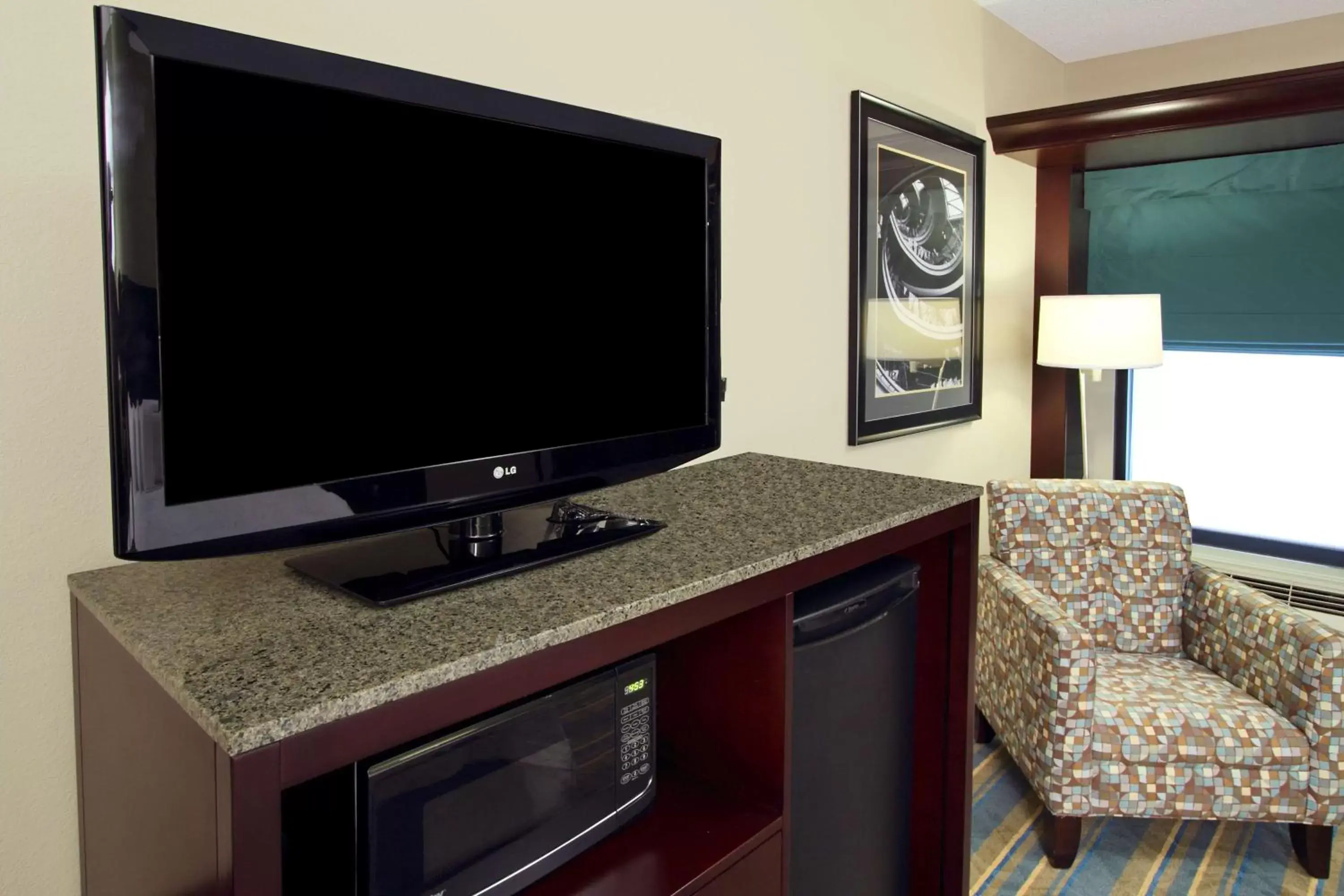 Bed, TV/Entertainment Center in Hampton Inn Hagerstown