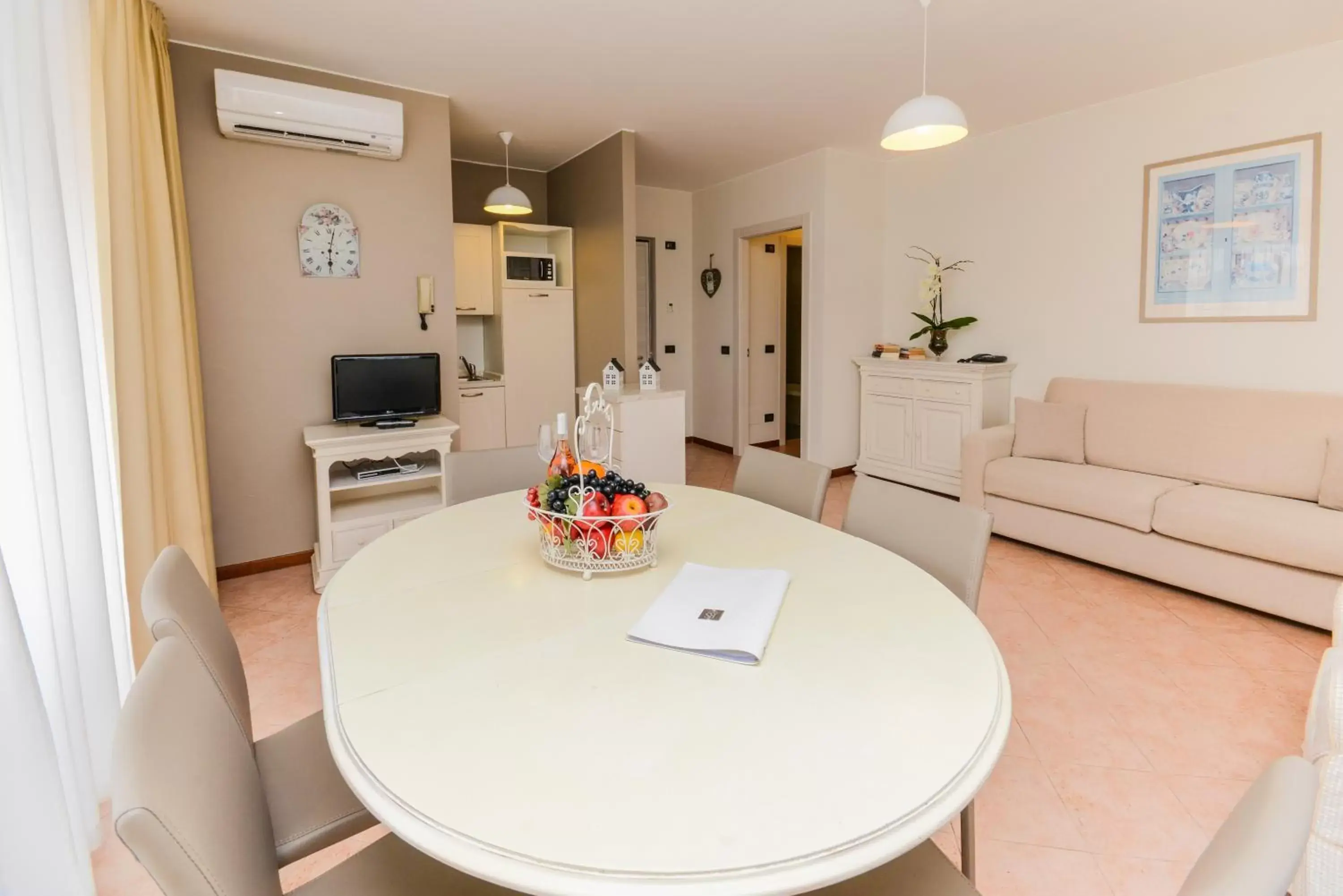 Kitchen or kitchenette, Dining Area in Il Sogno Apartments