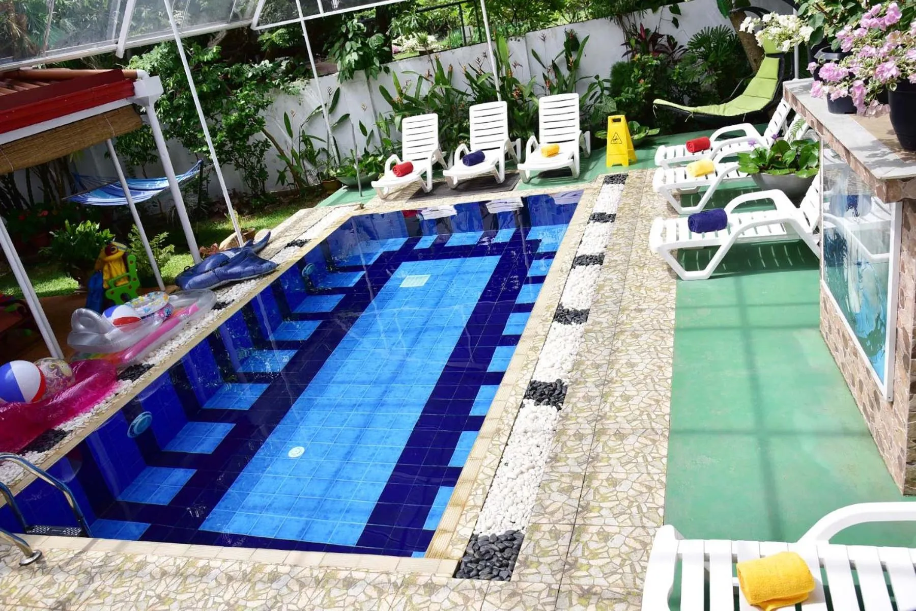 Swimming pool in Colombo Villa