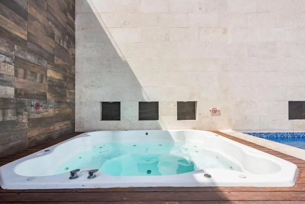 Hot Tub in Homely Studio or OneBR in Playa del Carmen w Balcony, BBQ, Pool Infinite, AC, TV Smart, 60mb