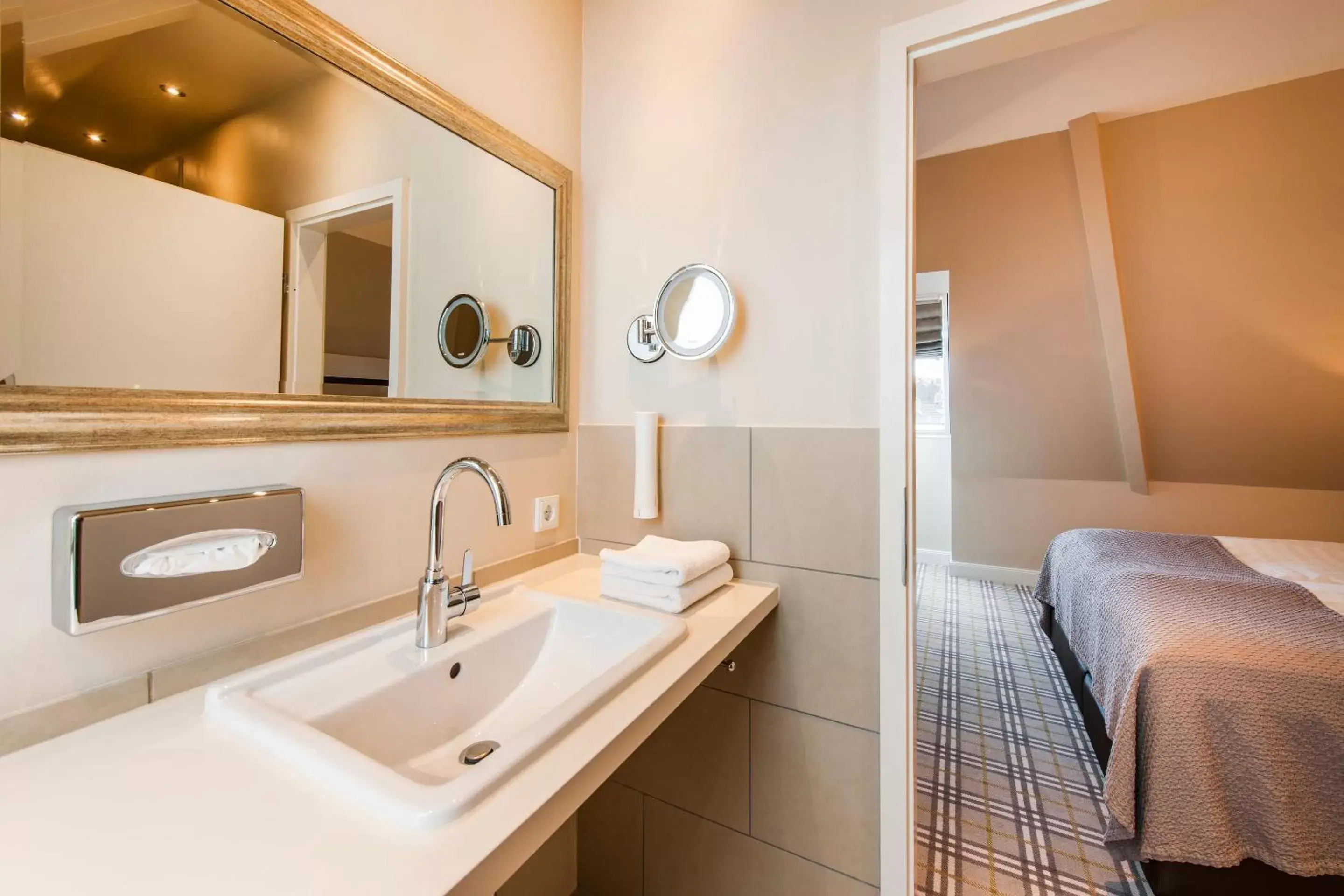 Bed, Bathroom in Hotel Birke, Ringhotel Kiel
