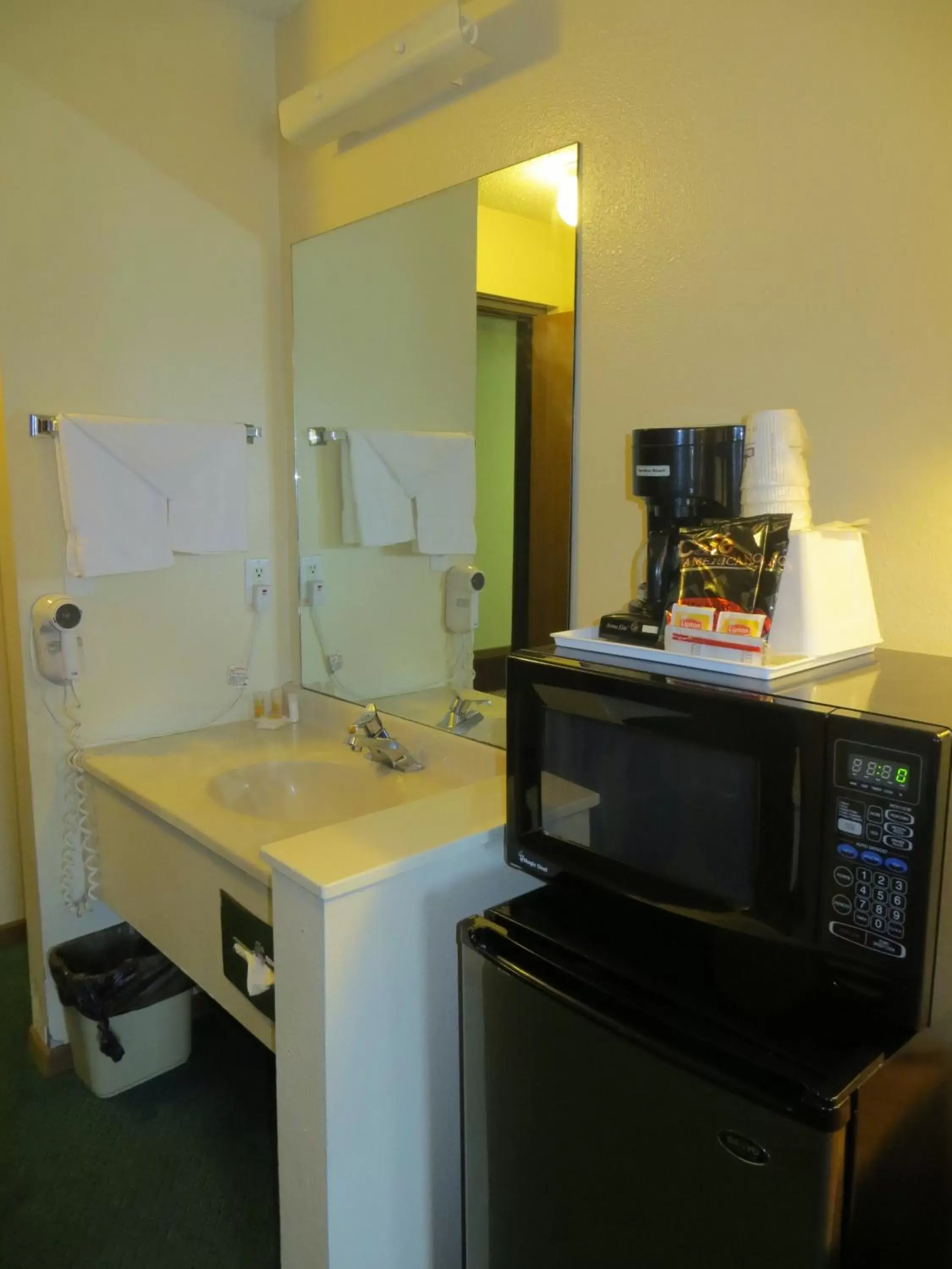 Kitchen or kitchenette, Bathroom in Travelodge by Wyndham Longmont