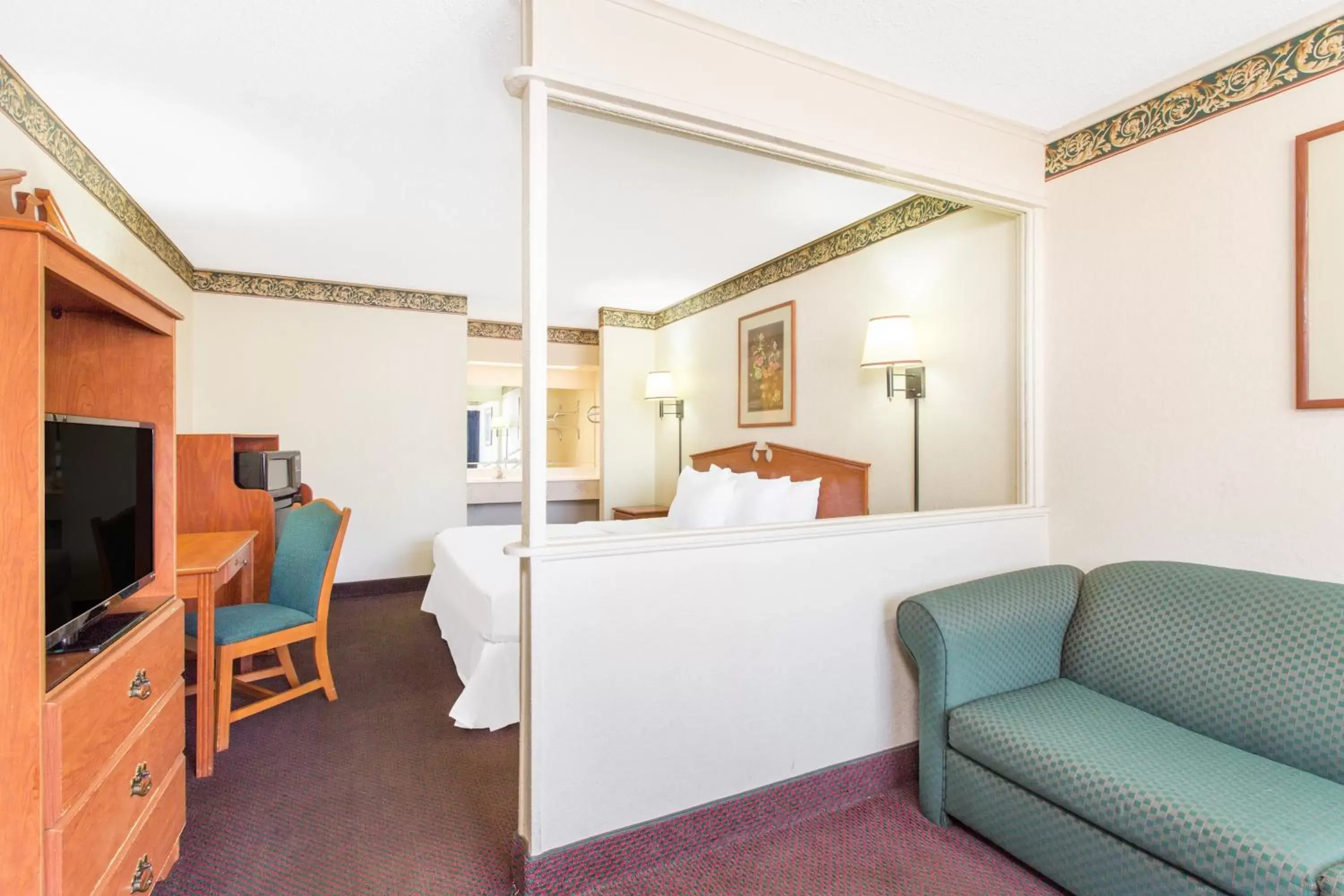 Bedroom, Seating Area in Days Inn & Suites by Wyndham Marshall