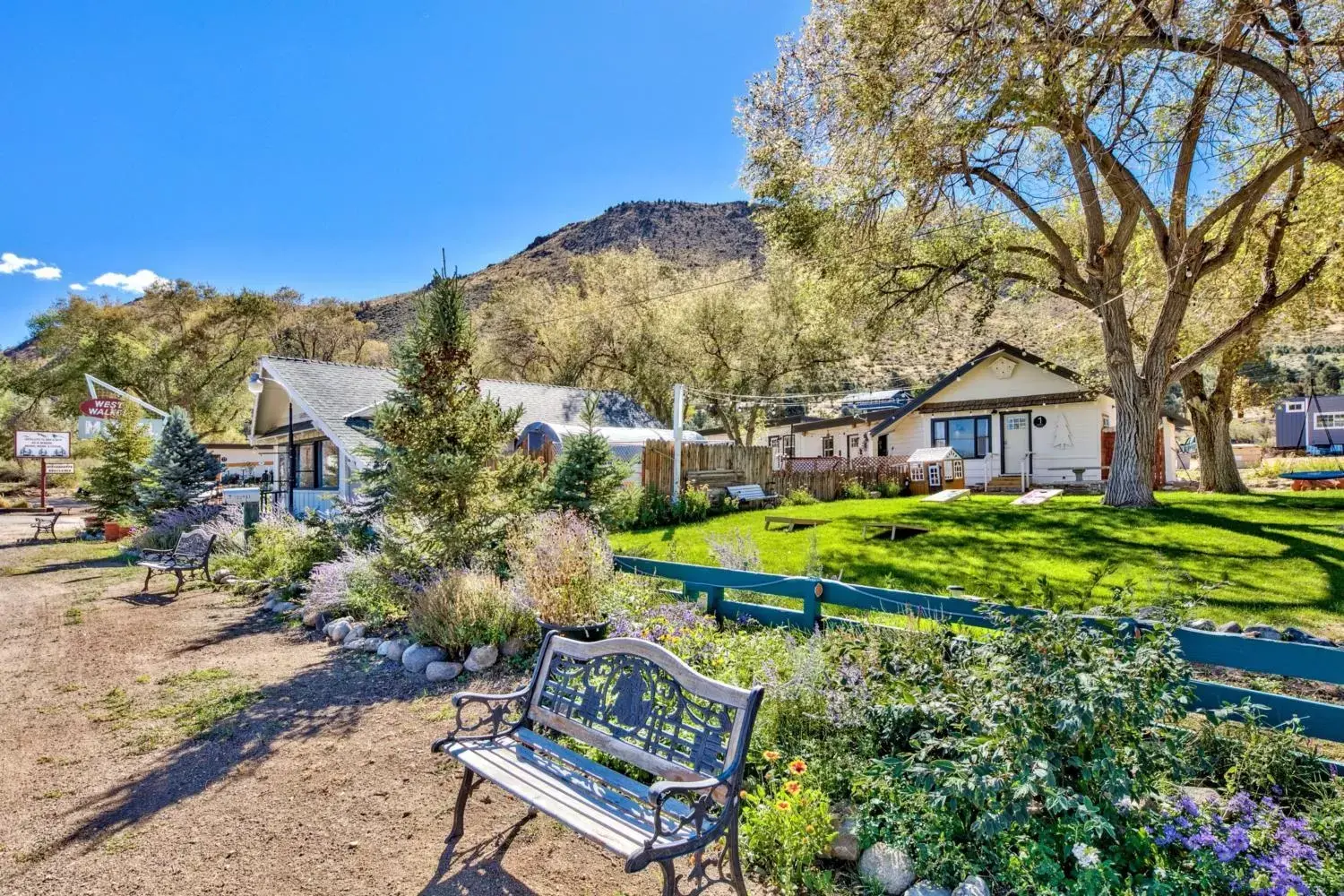 Garden view in The Historic West Walker Motel