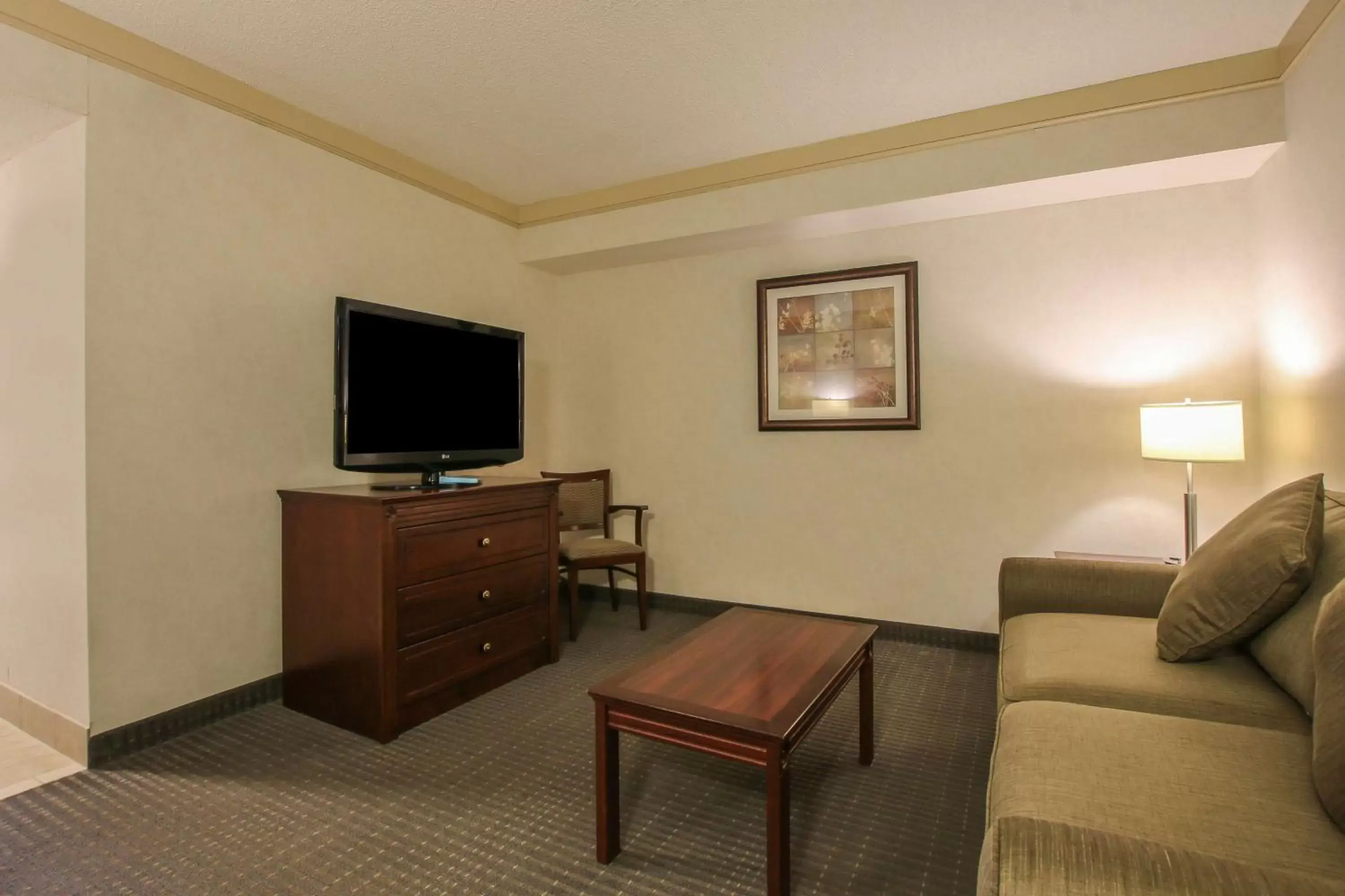 Bedroom, TV/Entertainment Center in Best Western Brantford Hotel and Conference Centre