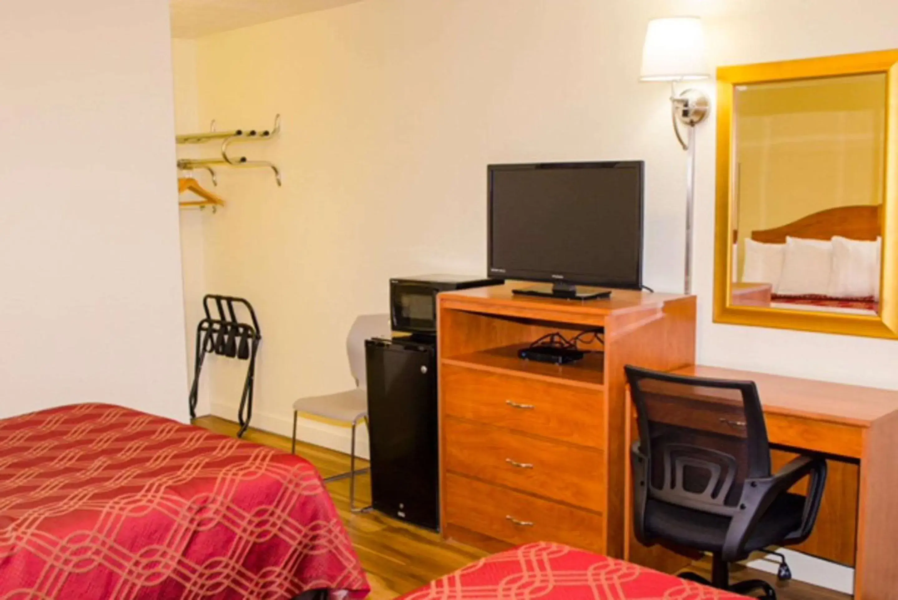 Bedroom, TV/Entertainment Center in Econo Lodge East