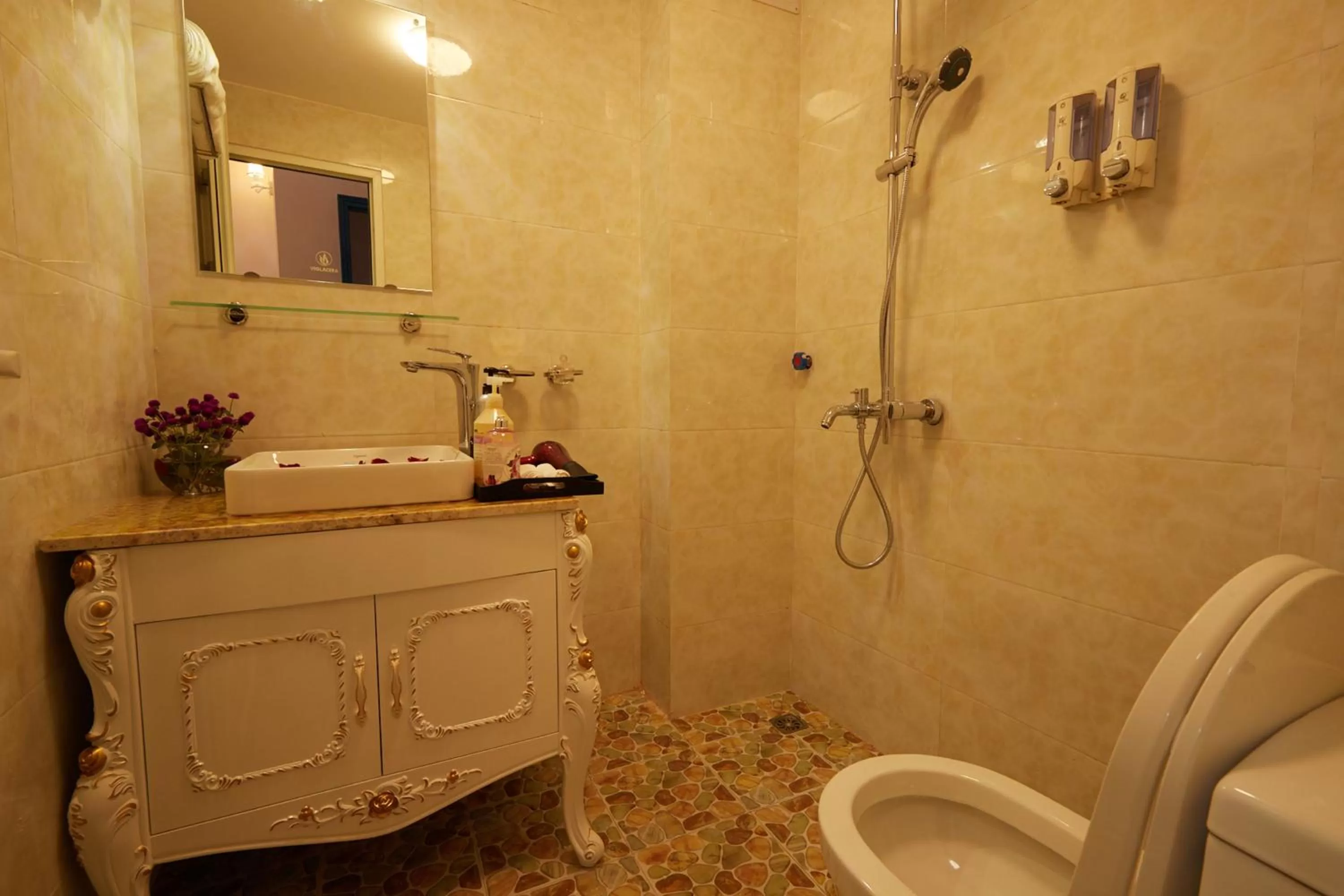 Toilet in Lucky Budda Inn Villa