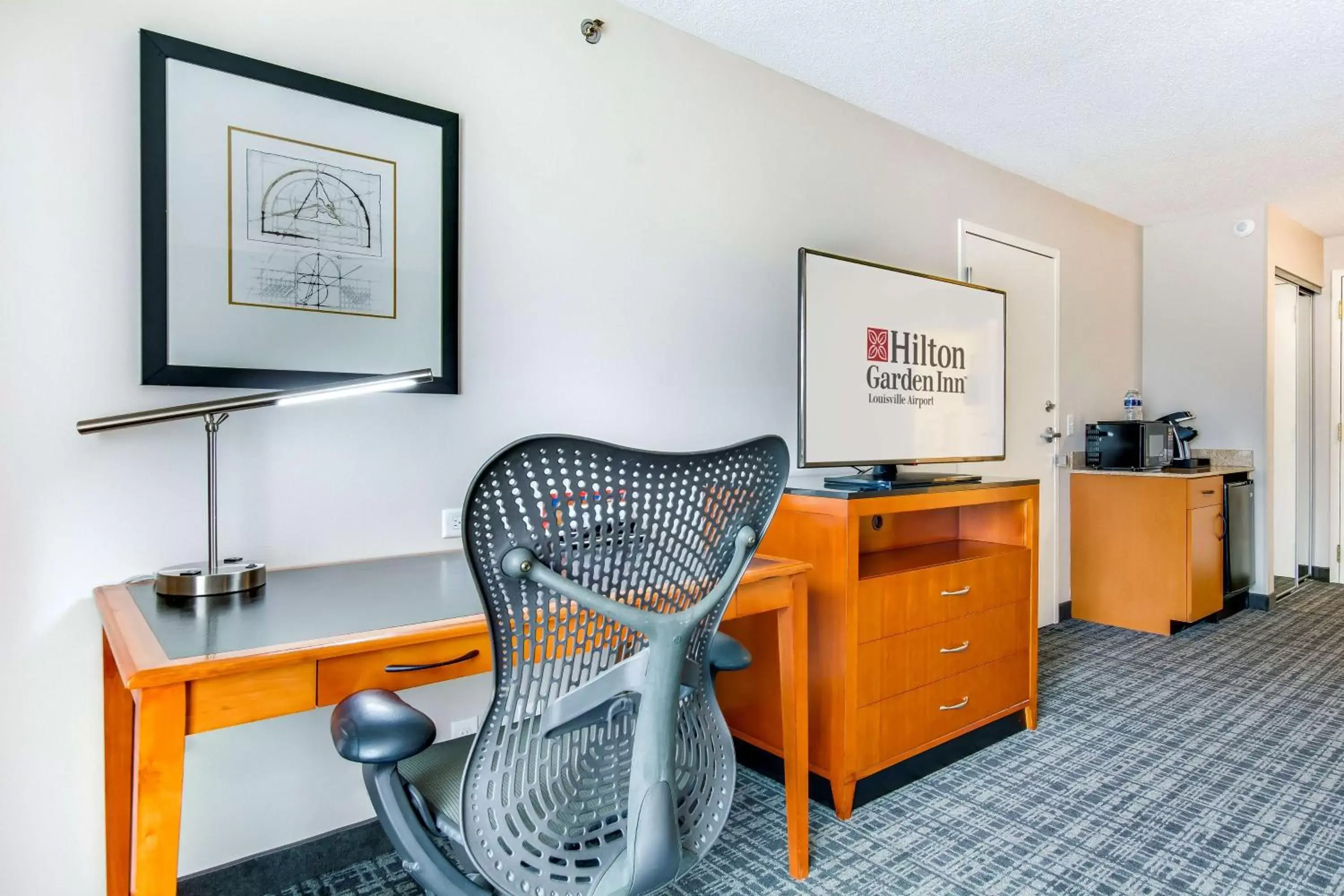 Bedroom in Hilton Garden Inn Louisville Airport