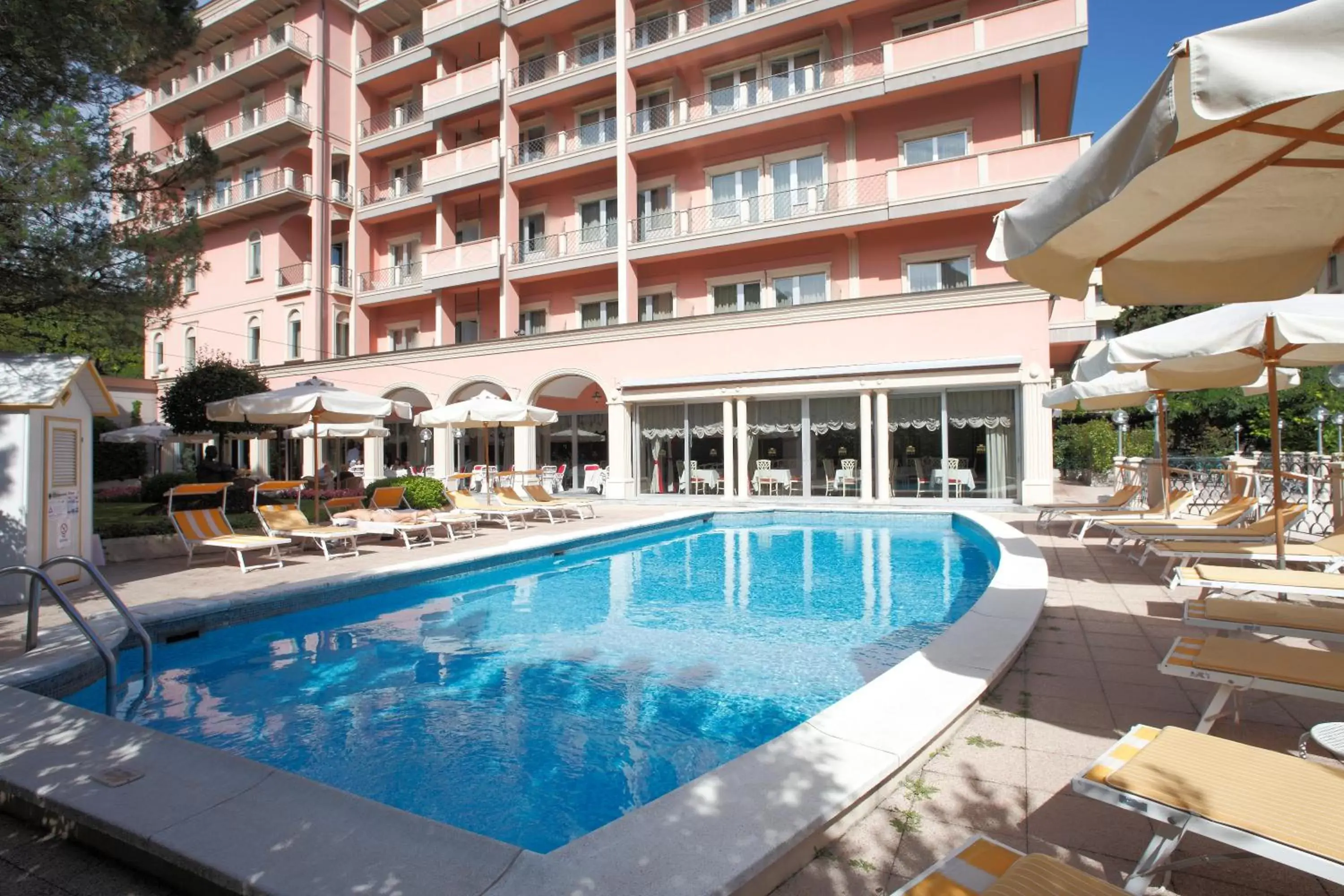 Swimming Pool in Hotel De La Paix
