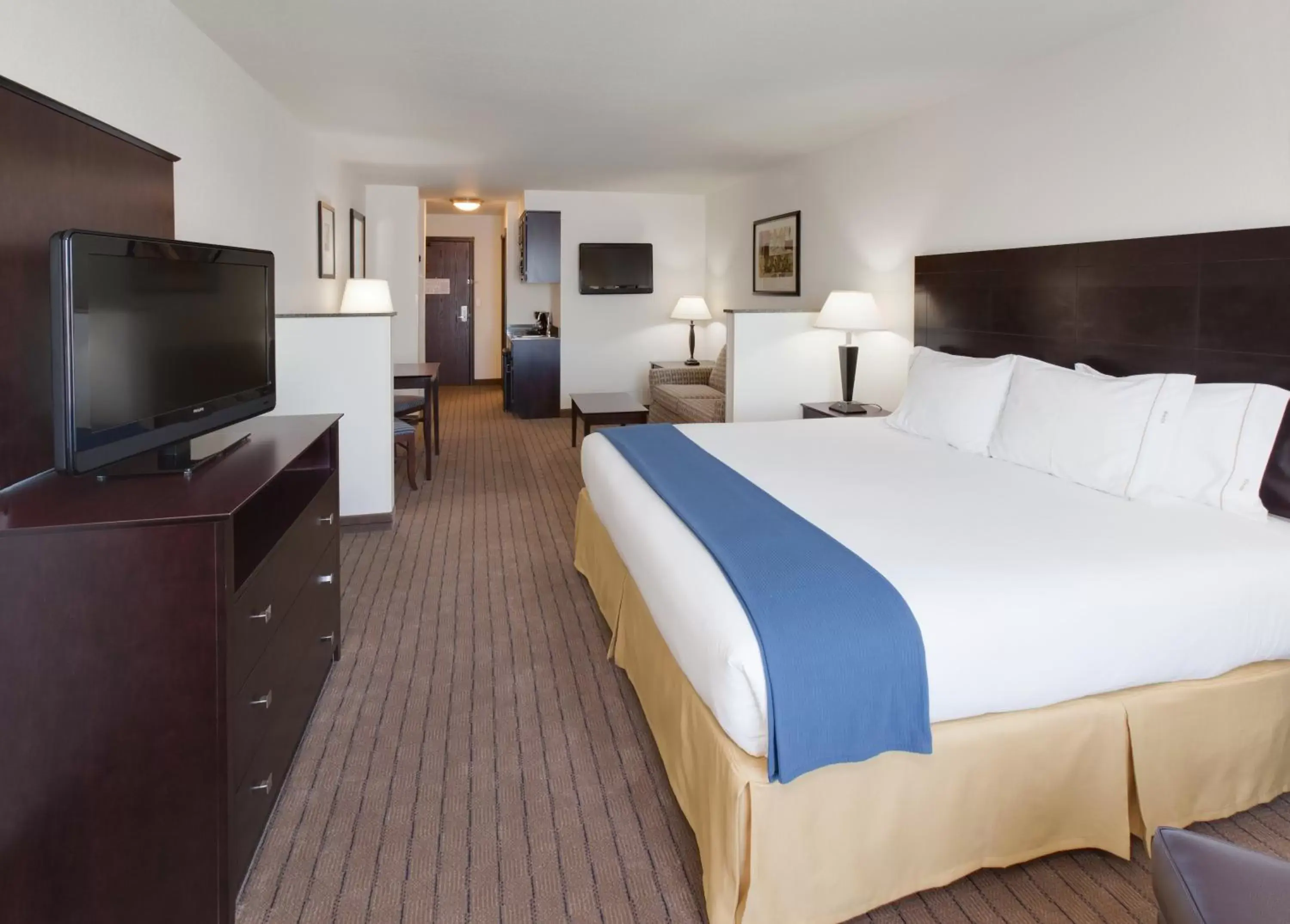 Queen Suite with Two Queen Beds and Mobility Accessible Bathtub - Non-Smoking in Holiday Inn Express & Suites - Omaha I - 80 by IHG Queen Suite with Two Queen Beds and Mobility Accessible Bathtub - Non-Smoking in Holiday Inn Express & Suites - Omaha I - 80 by IHG