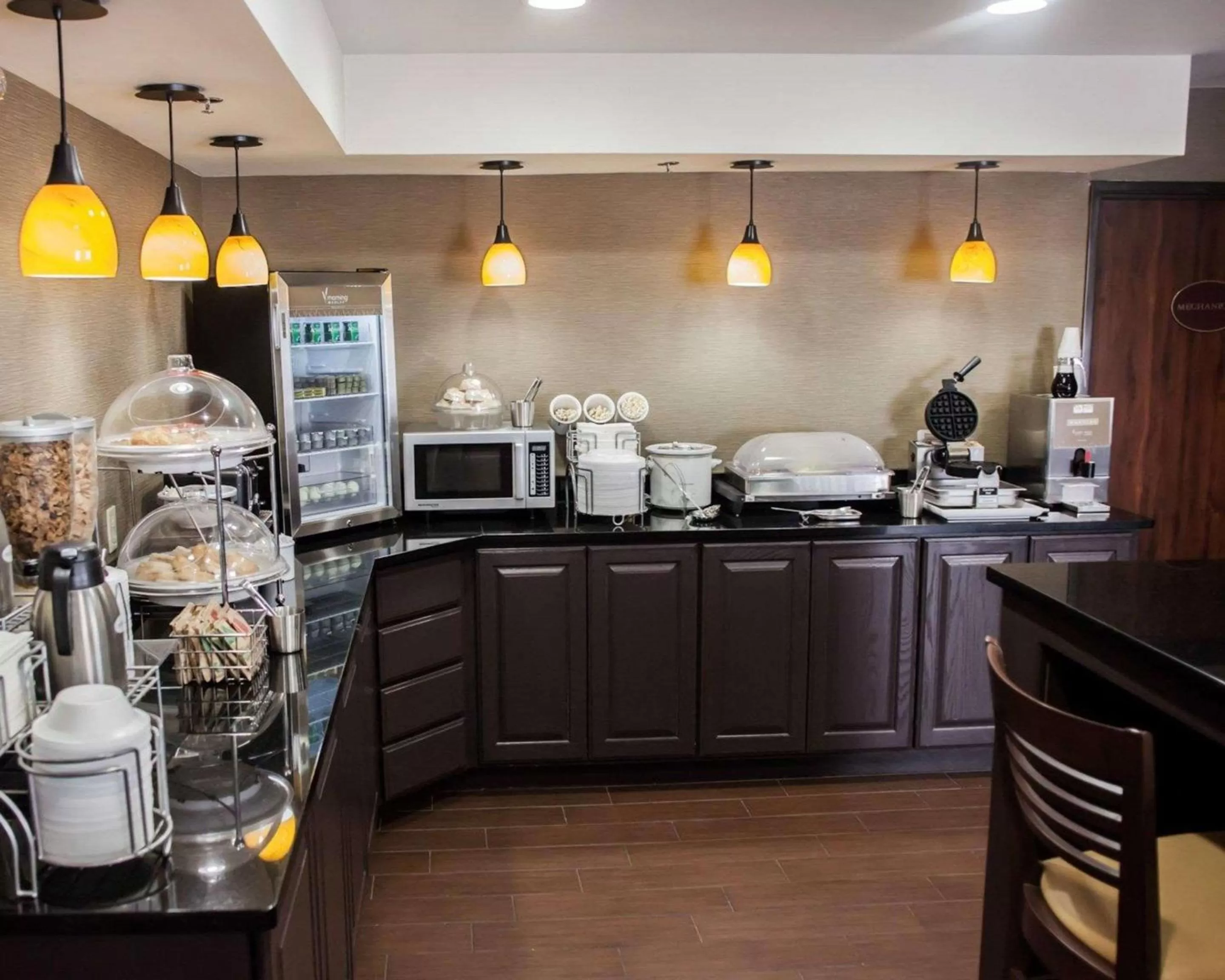 Restaurant/places to eat in Garner Hotel Topeka West by IHG