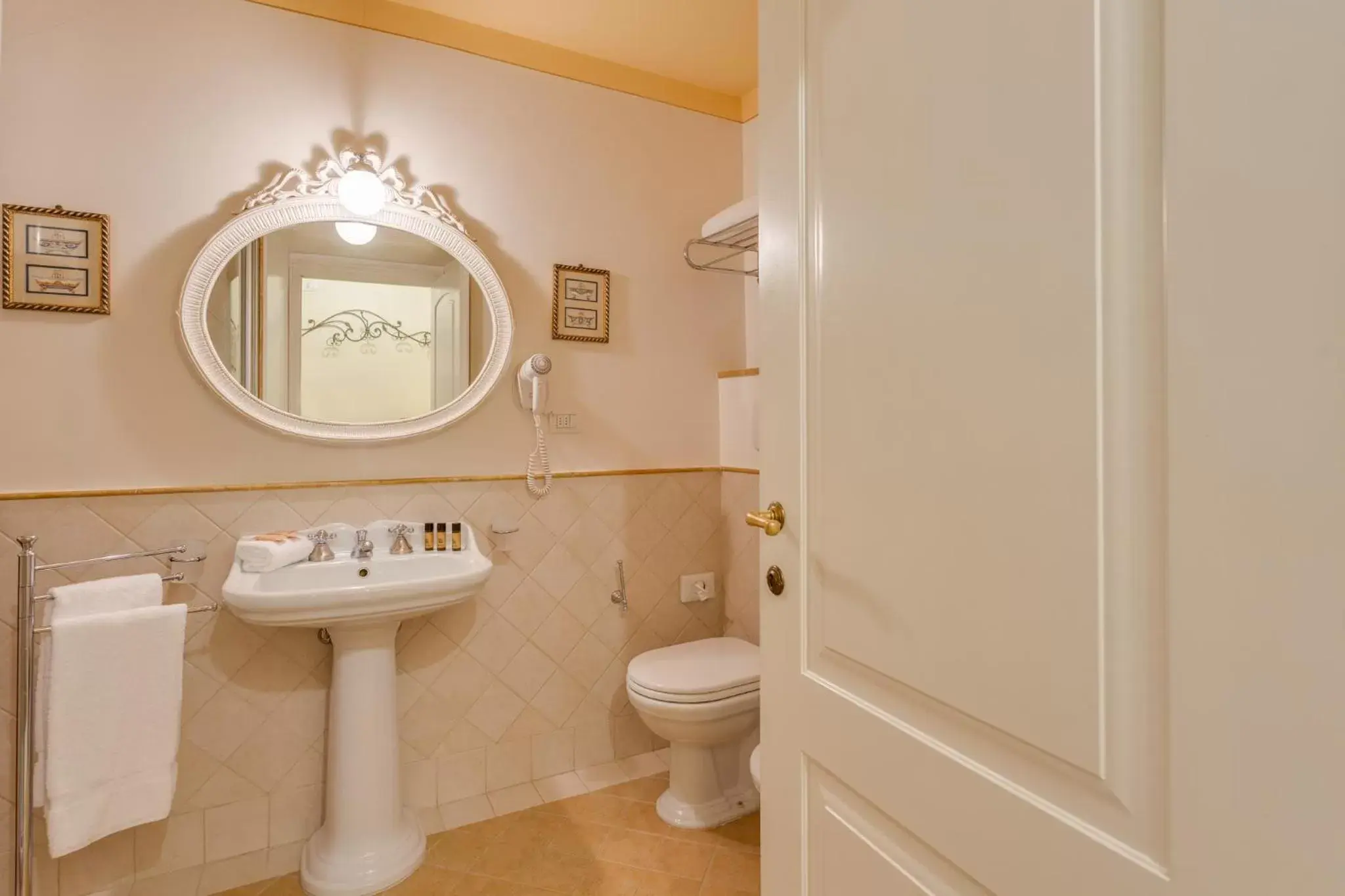 Toilet, Bathroom in La Casa Del Garbo - Luxury Rooms & Suite