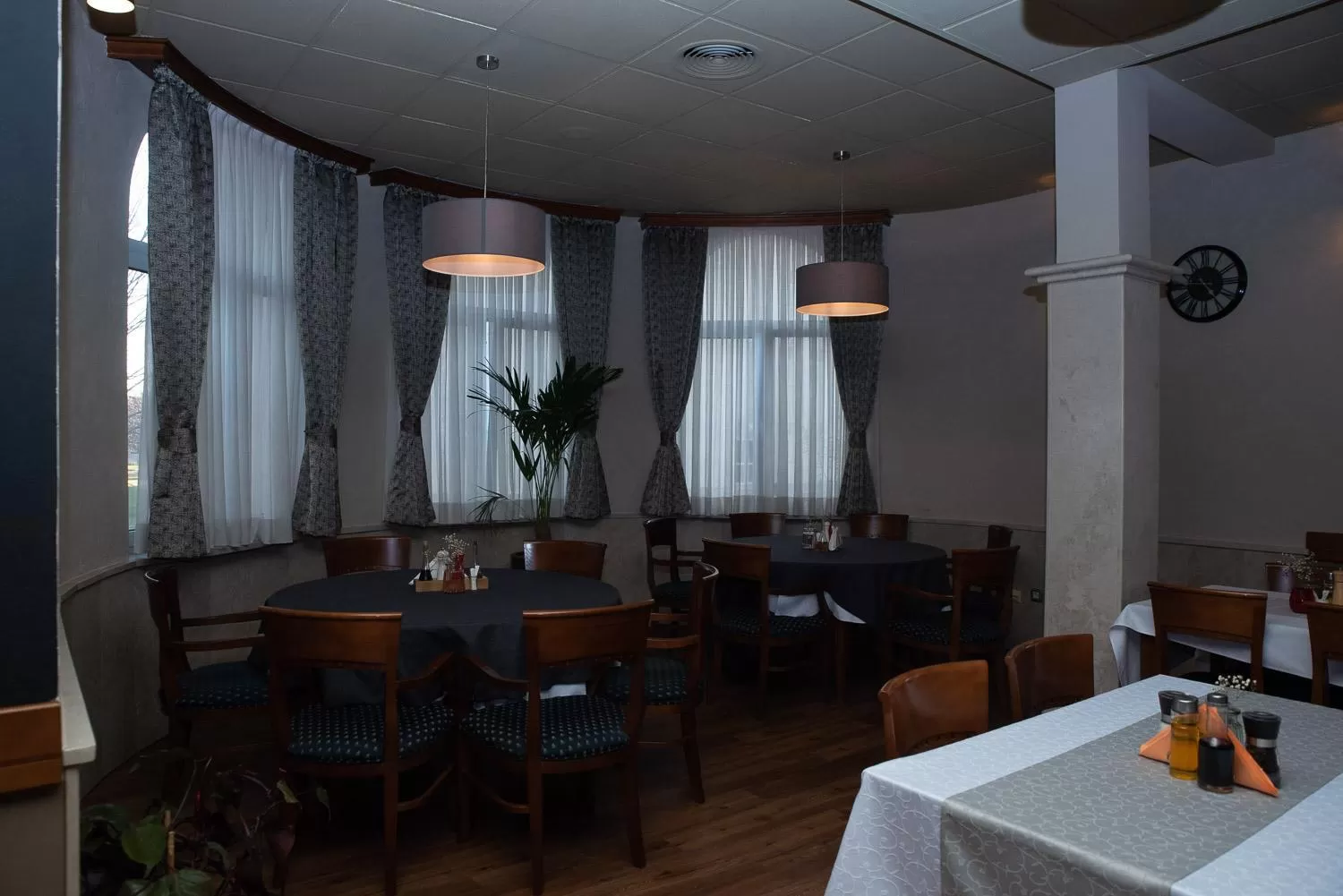 Restaurant/places to eat in Hotel Hum