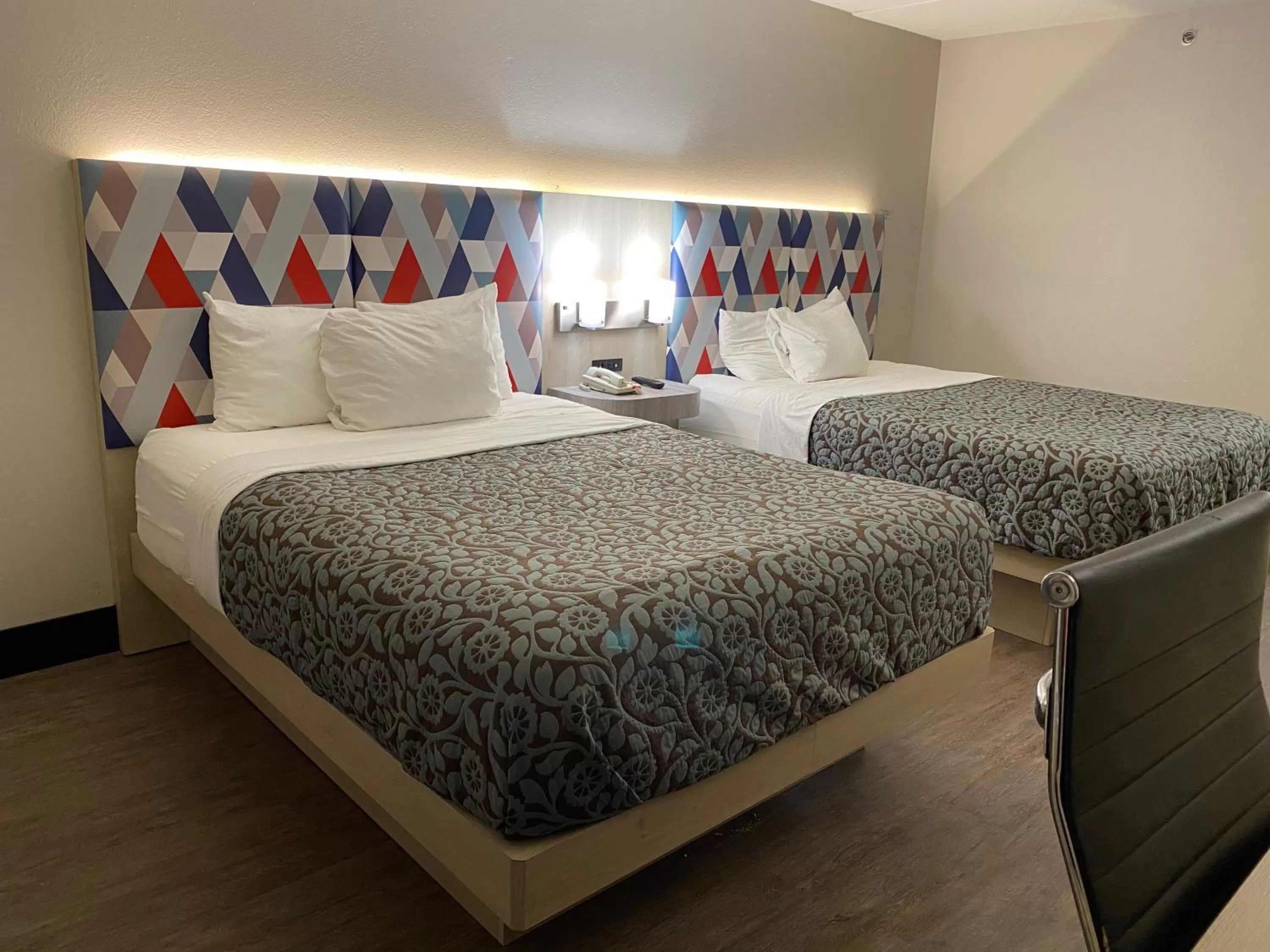 Bed in Days Inn & Suites by Wyndham Peachtree Corners Norcross