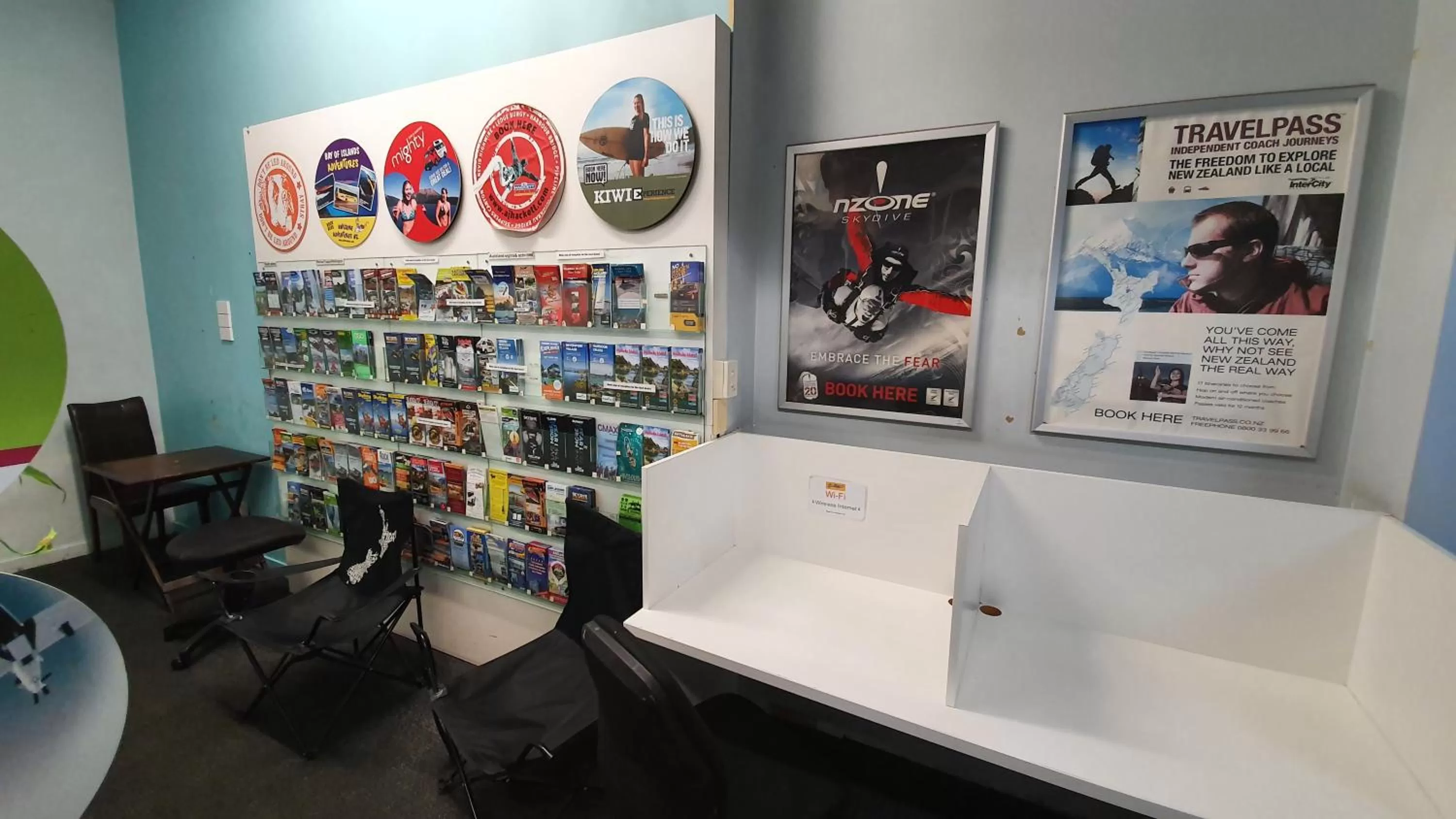 Living room in Surf 'N' Snow Backpackers Across Sky Tower