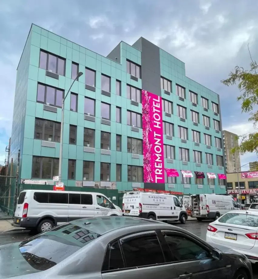 Property Building in Hotel TREMONT Bronx Yankee Stadium