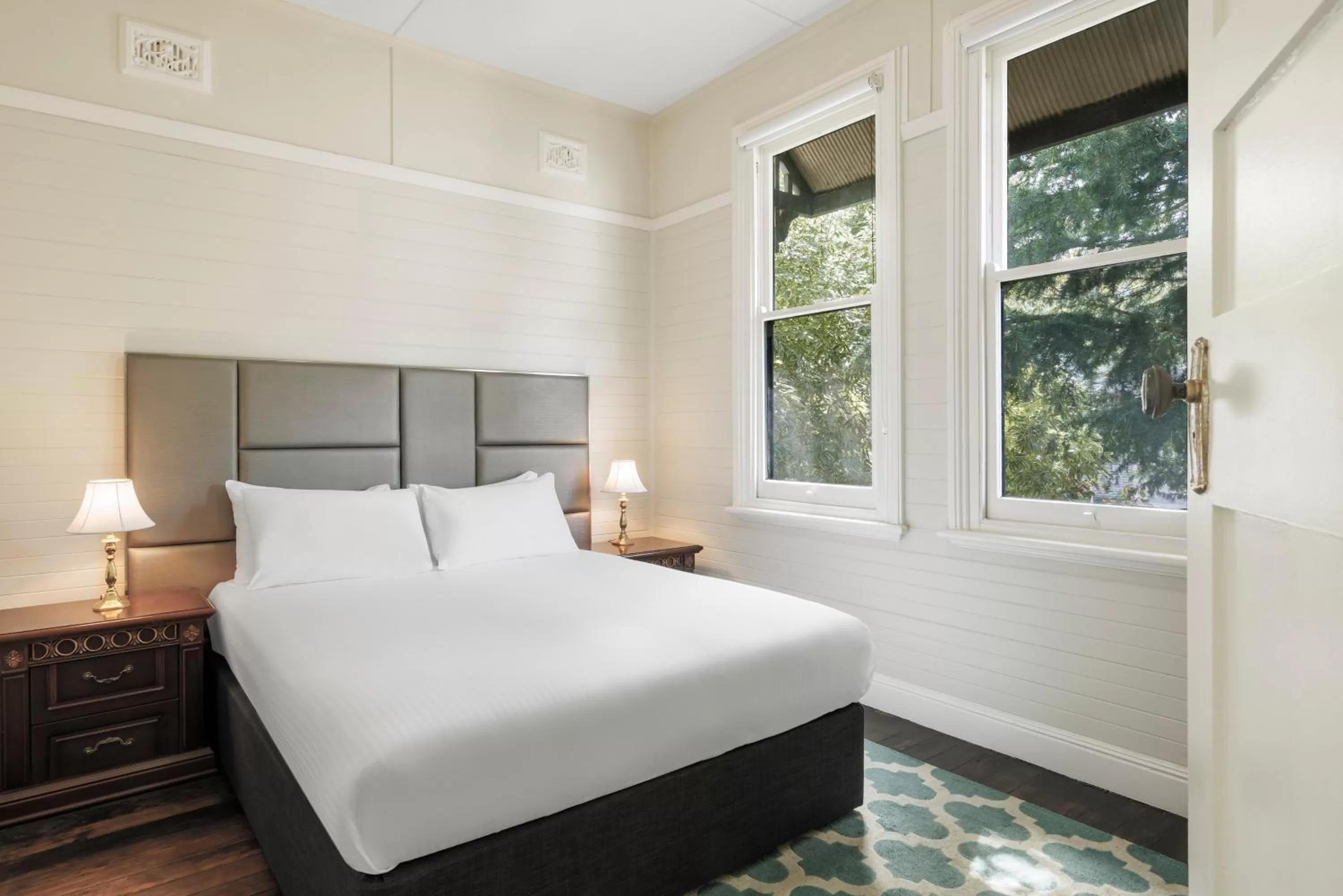 Bedroom, Bed in Hotel Blue & Cottages Katoomba