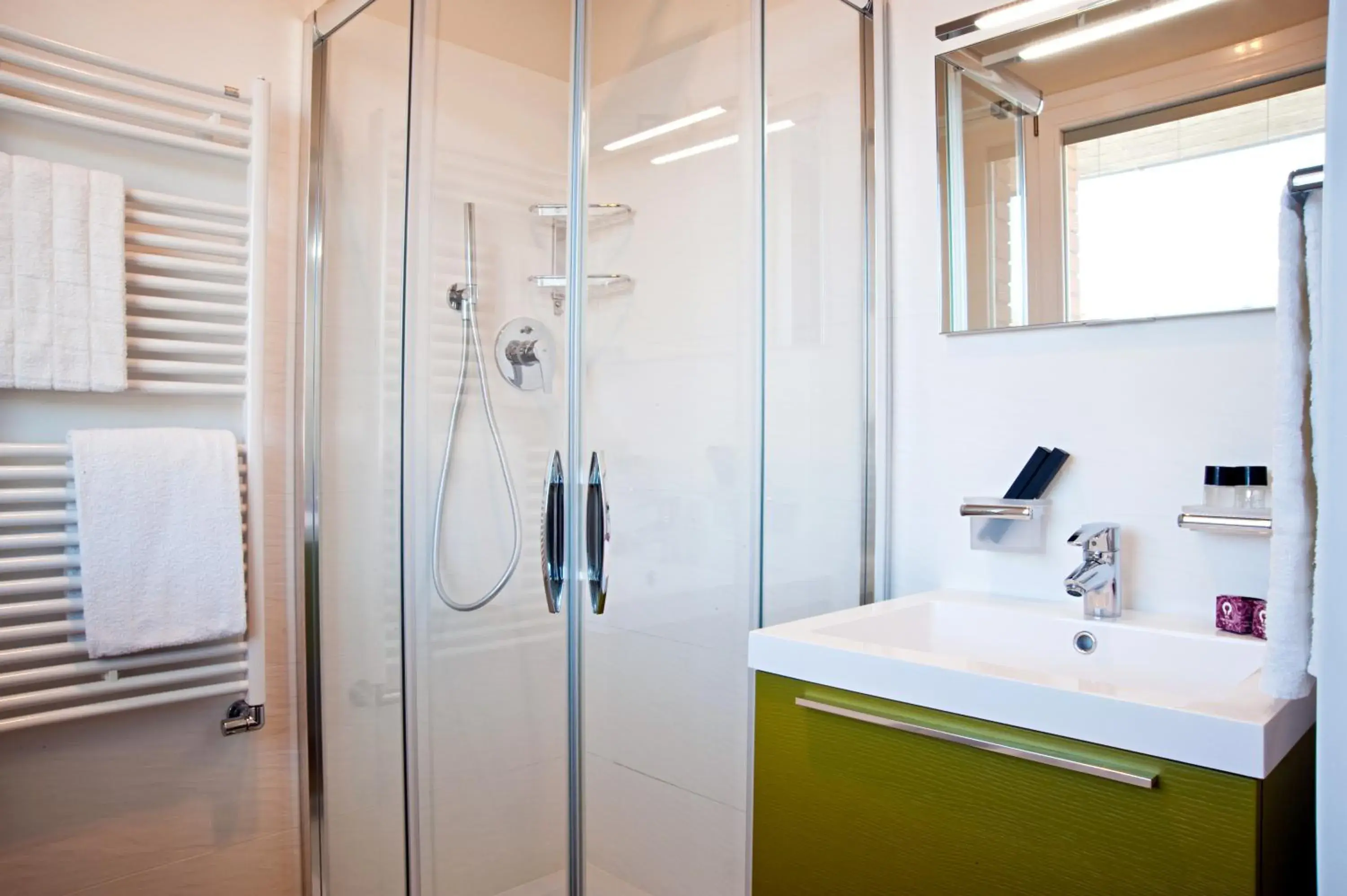 Shower, Bathroom in Hotel Ferro di Cavallo