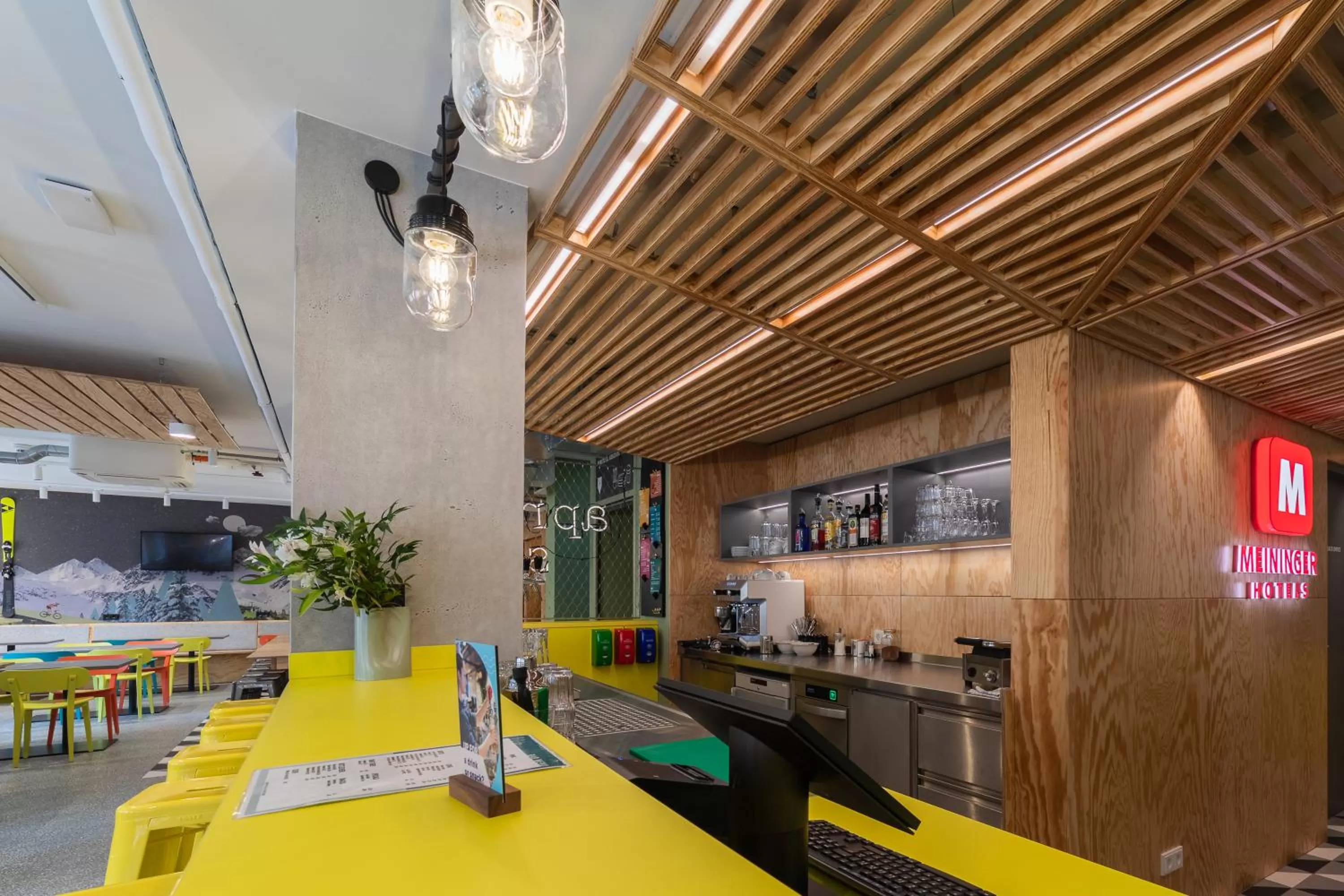 Lounge or bar in MEININGER Hotel Innsbruck Zentrum