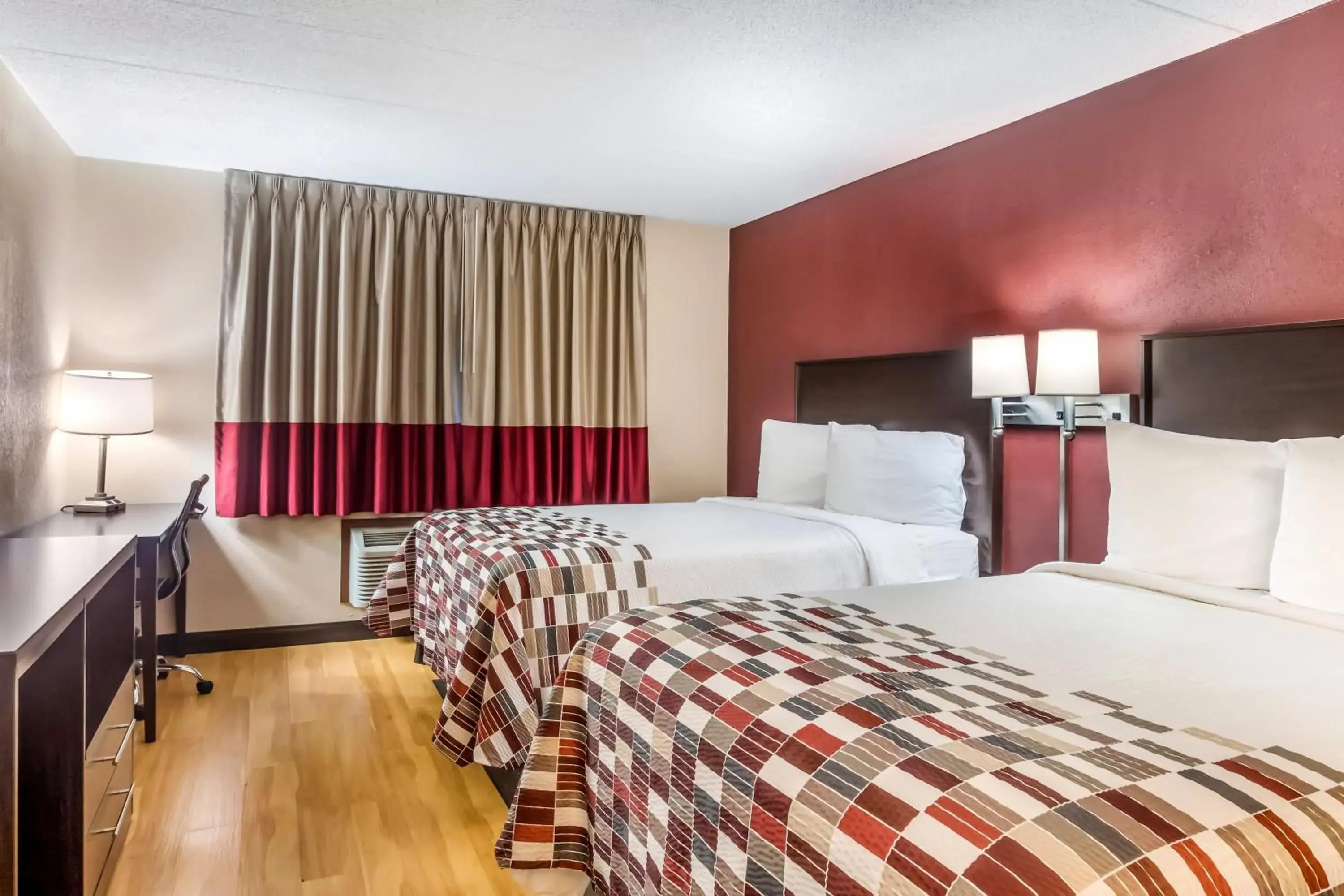 Photo of the whole room, Bed in Red Roof Inn Chicago-Alsip