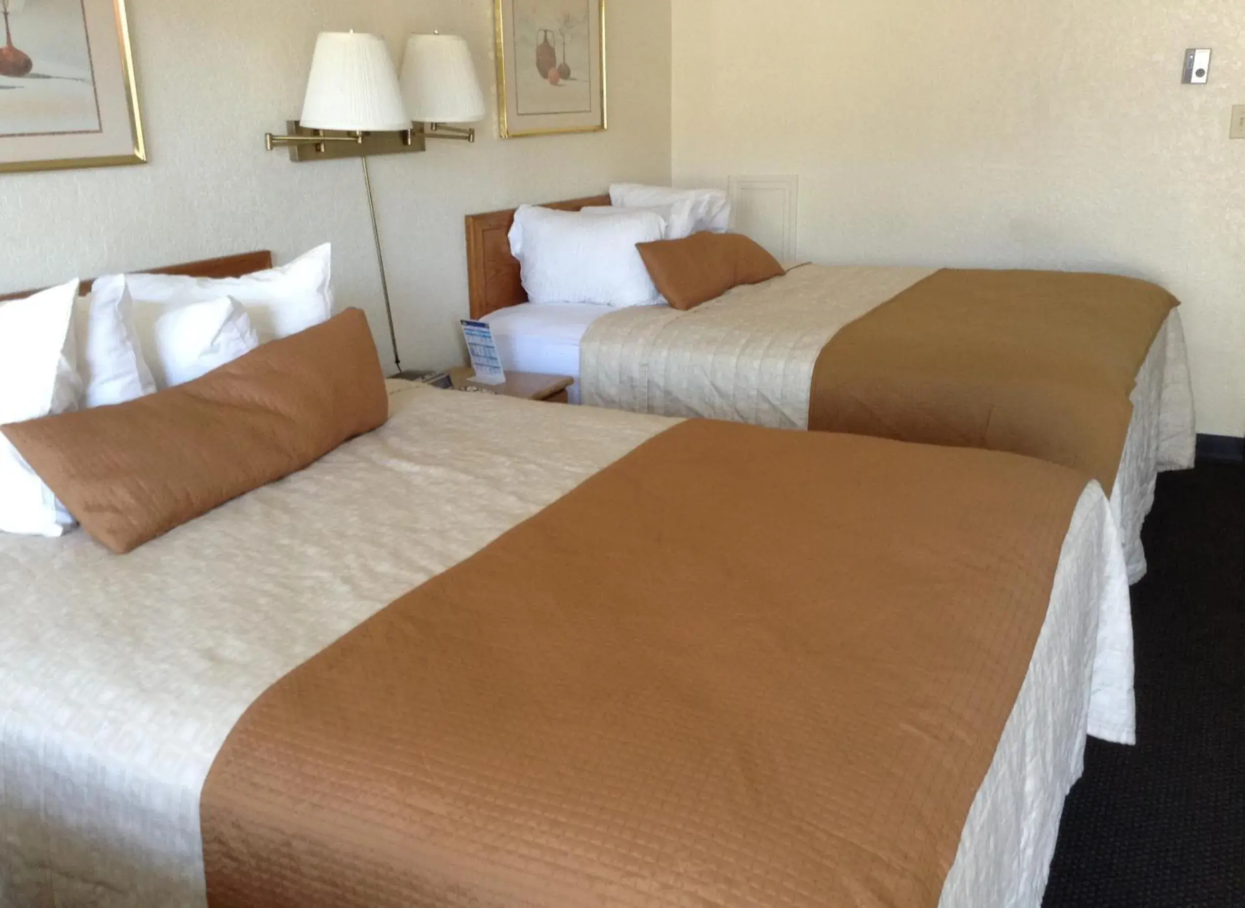 Bed in Days Inn by Wyndham Mackinaw City - Lakeview