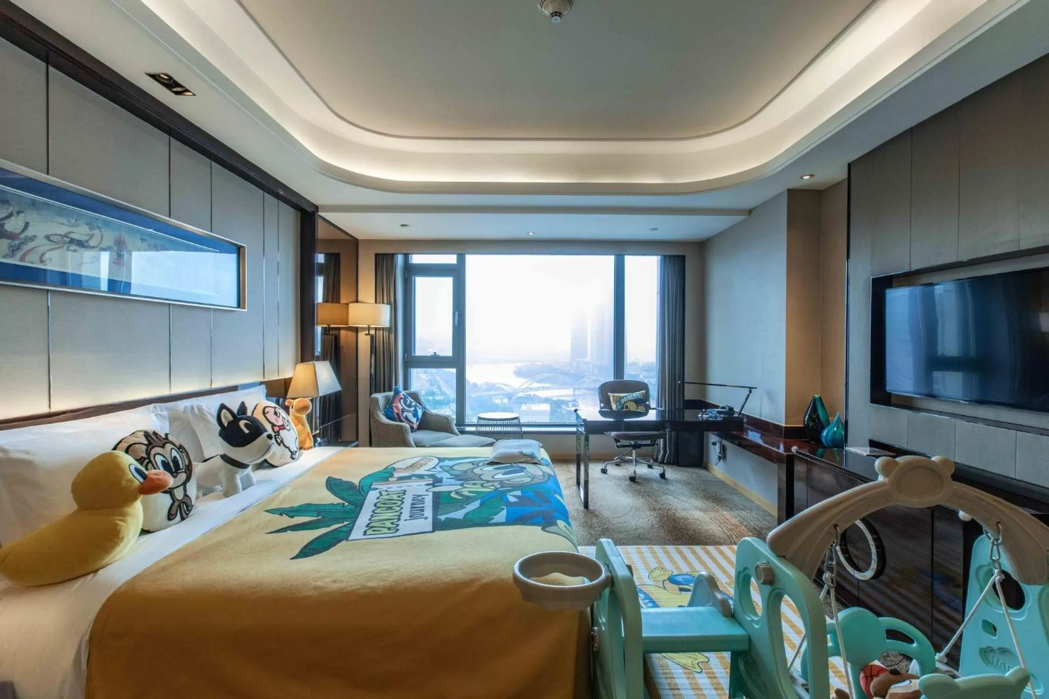 Photo of the whole room, Bed in Crowne Plaza Hotel Lanzhou by IHG