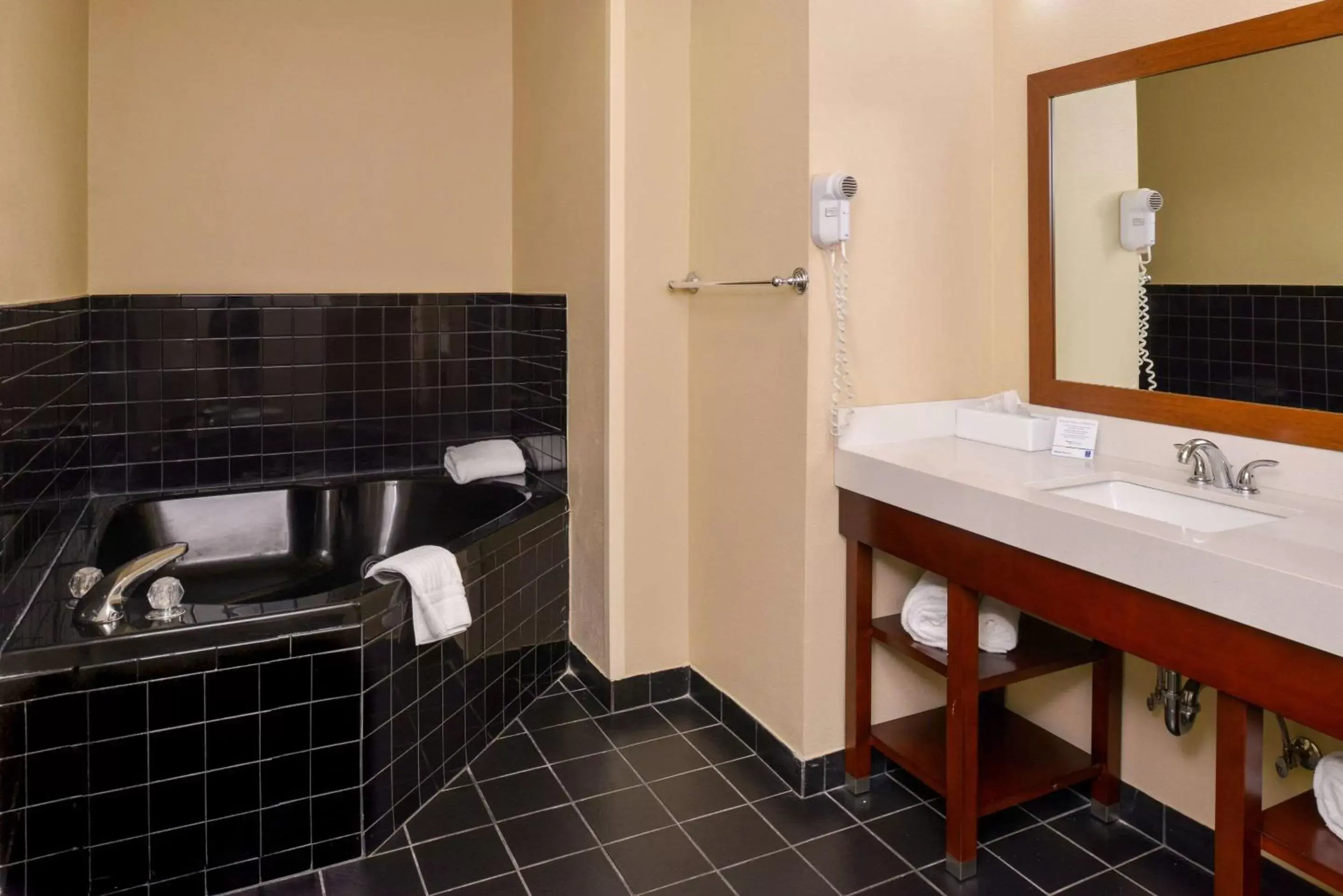 Bathroom in Comfort Inn and Suites Joplin