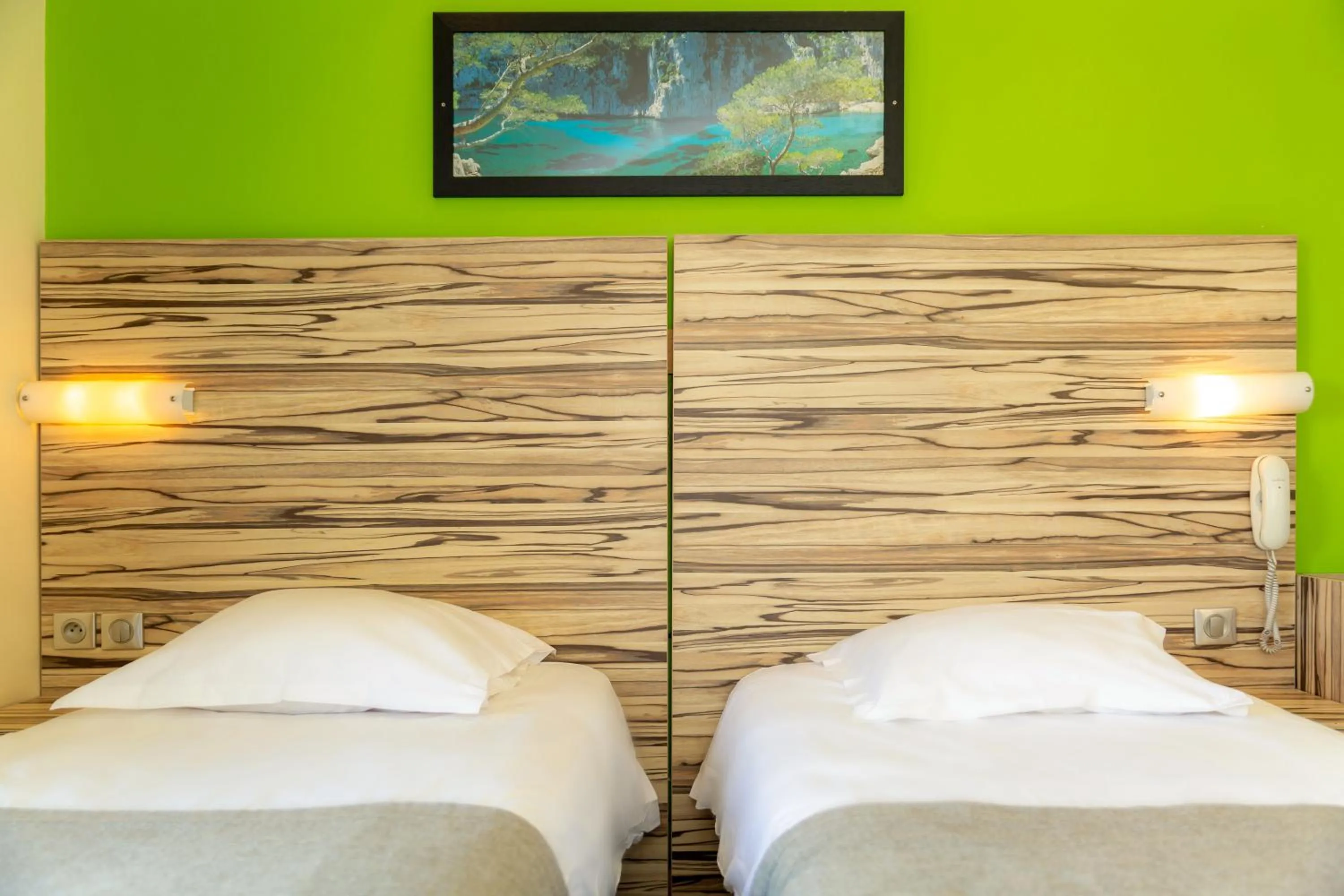 Bed in Hotel Terminus Saint-Charles