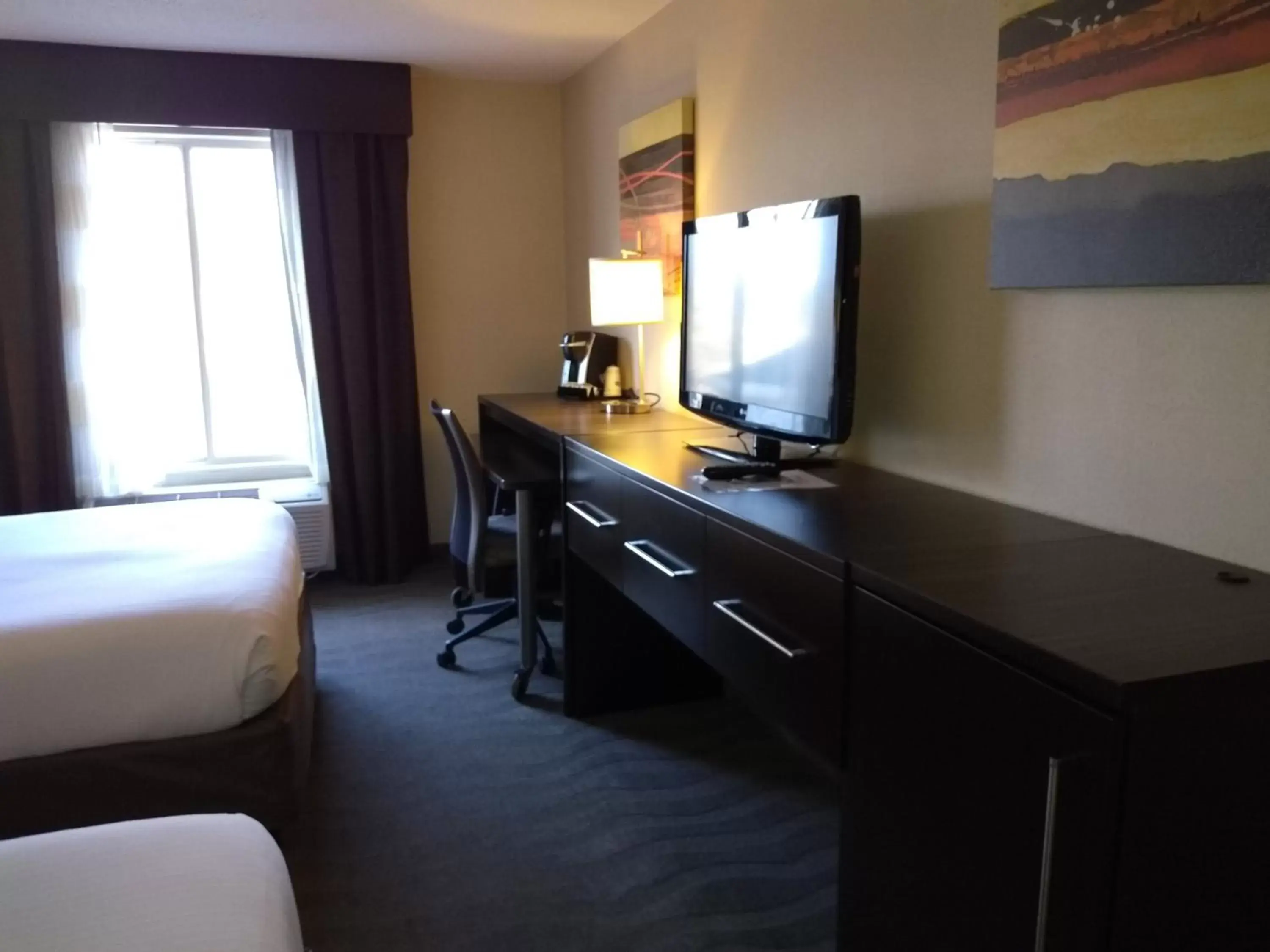 Photo of the whole room, TV/Entertainment Center in Holiday Inn Express Hotel & Suites Waterford, an IHG Hotel