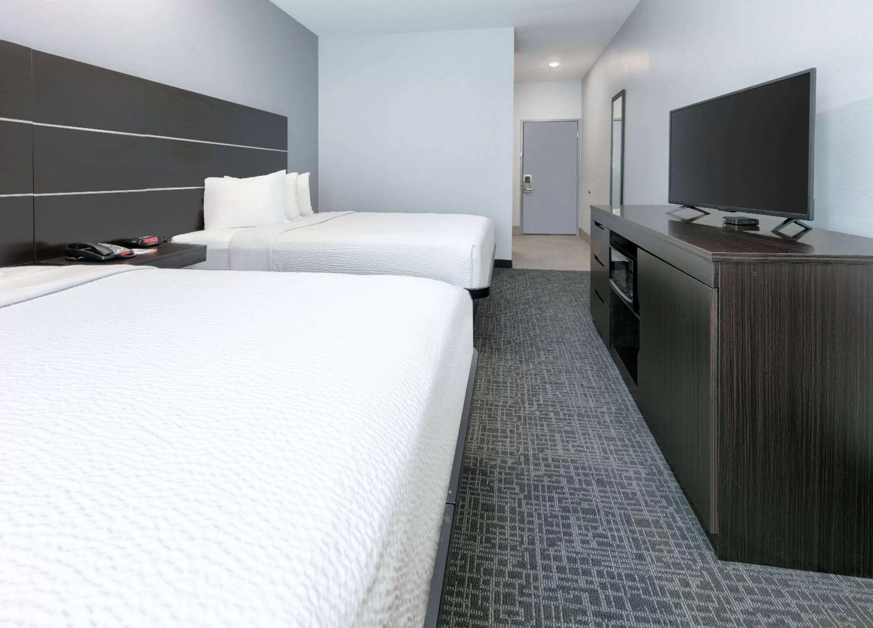 Photo of the whole room, Bed in Days Inn by Wyndham Zachary LA